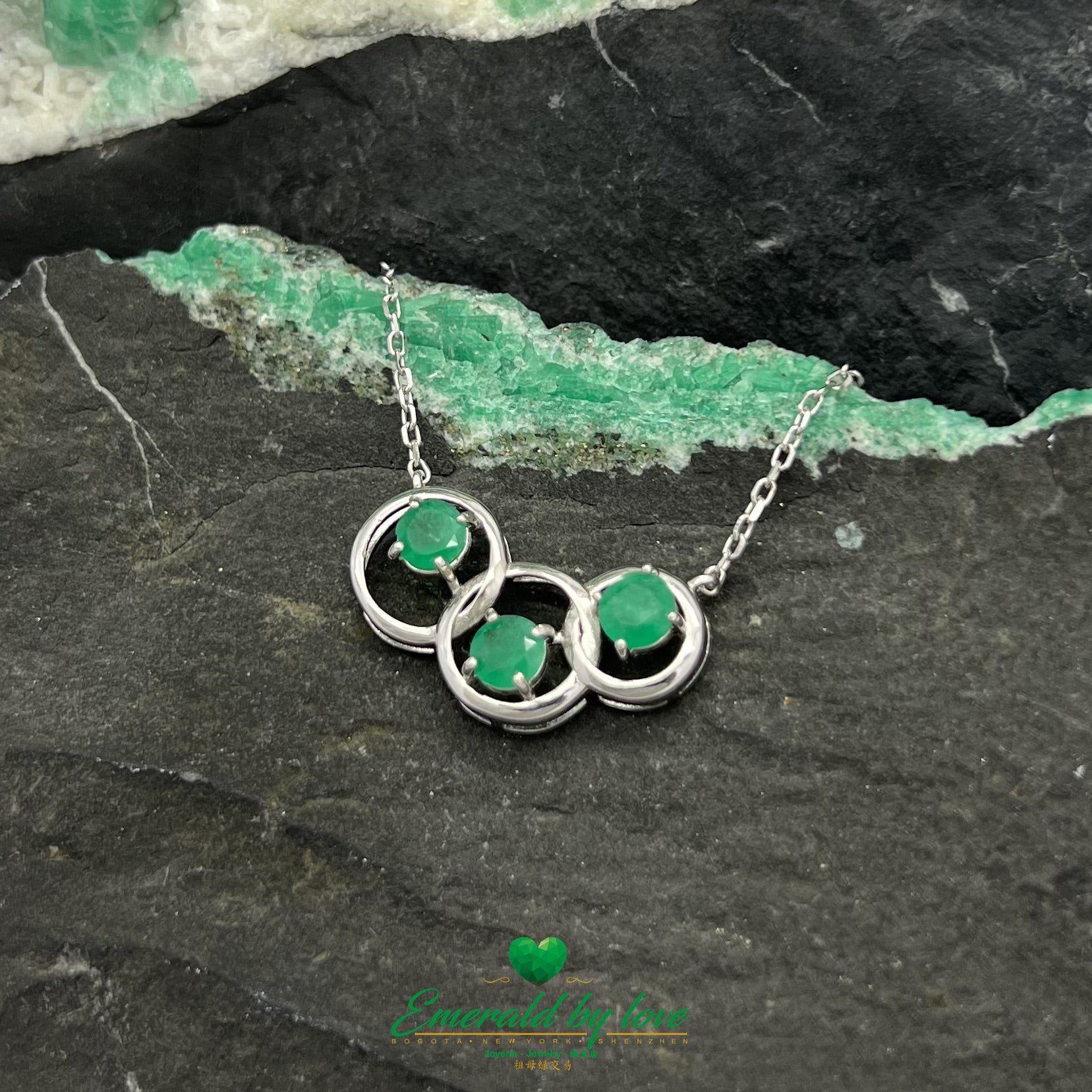 Colgante de Tres Círculos con Tres Esmeraldas Redondas en Plata