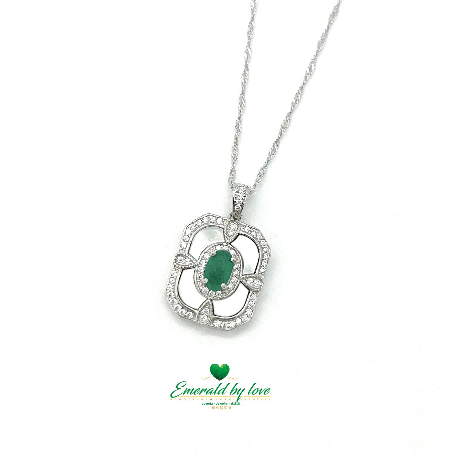 Colgante rectangular mediano con detalles en esmeralda ovalada y cuadrados perlados