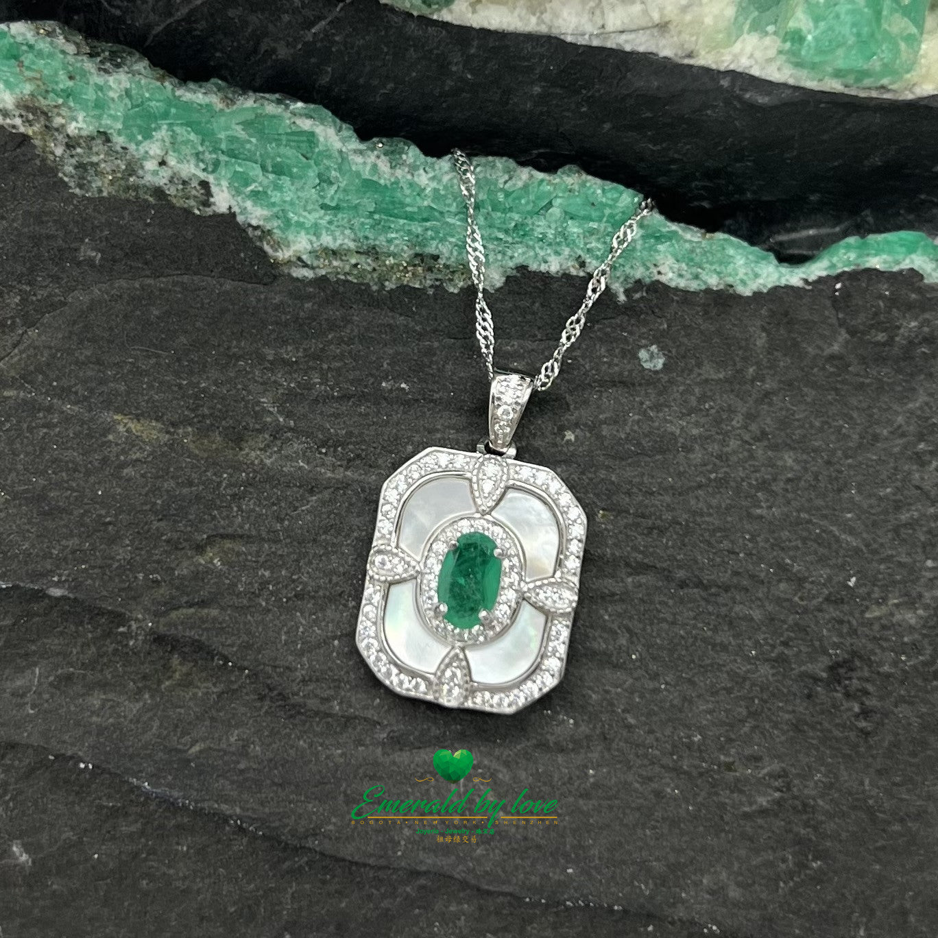 Colgante rectangular mediano con detalles en esmeralda ovalada y cuadrados perlados
