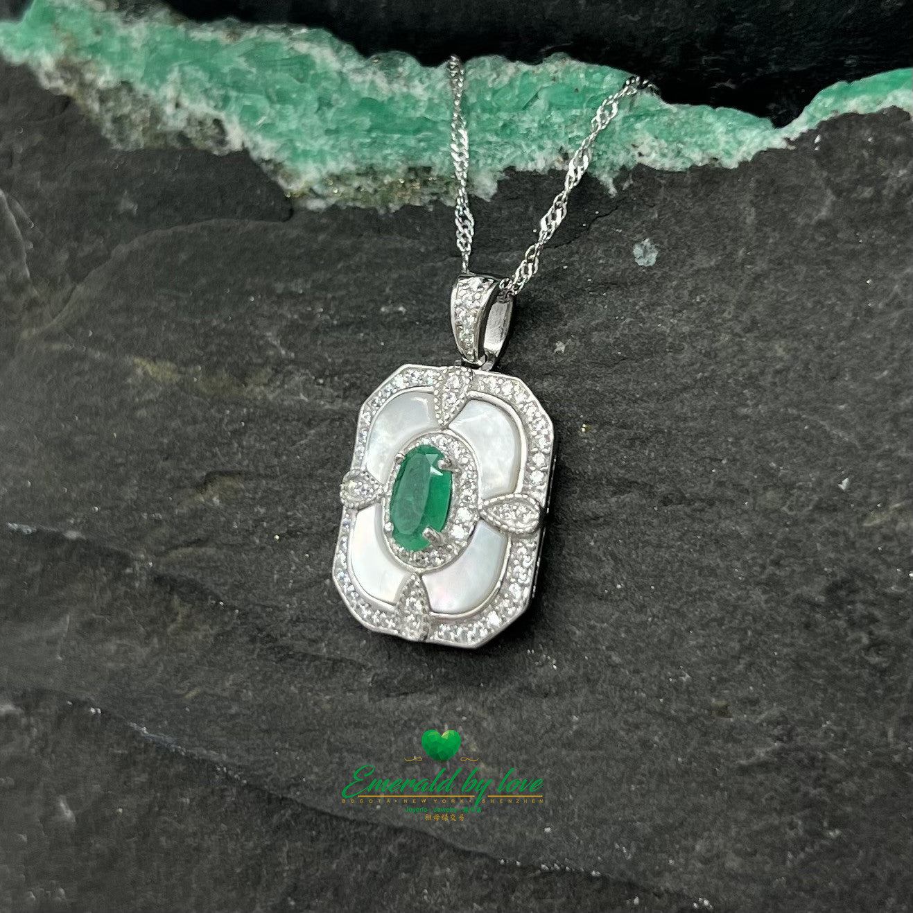 Colgante rectangular mediano con detalles en esmeralda ovalada y cuadrados perlados