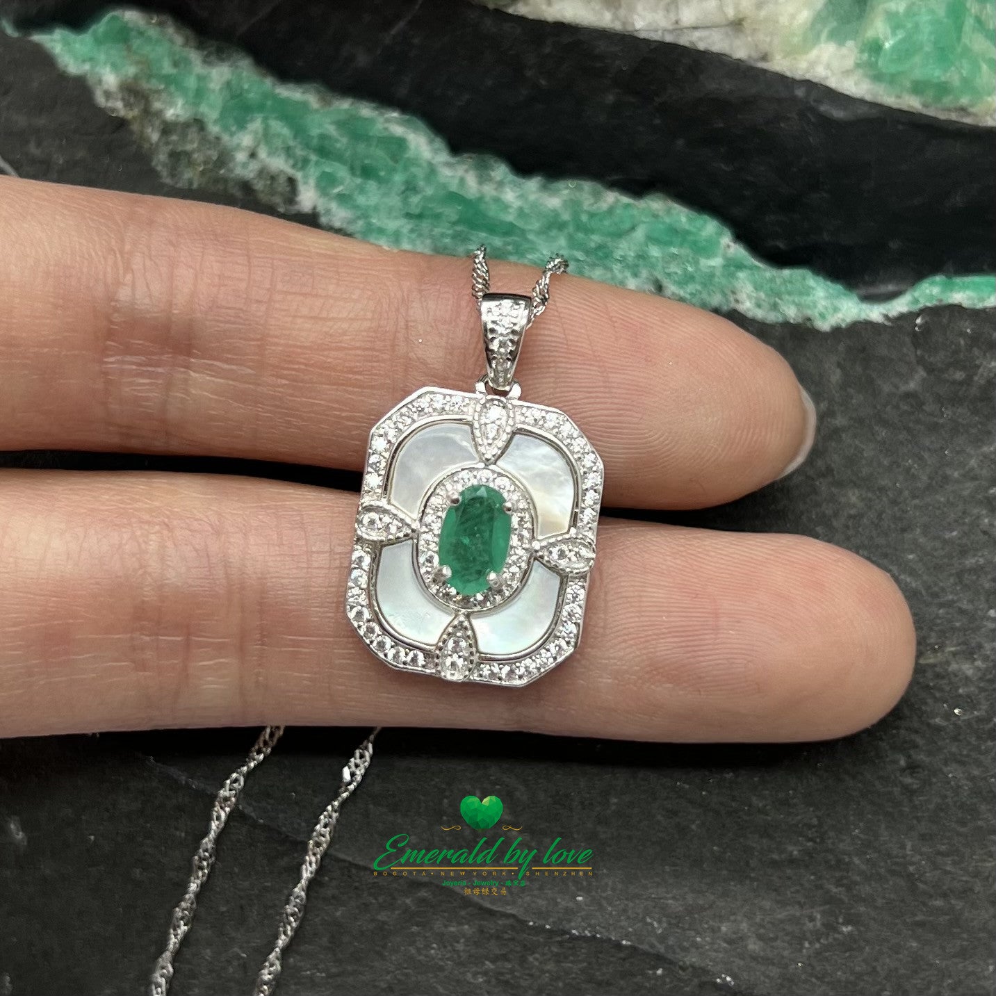 Colgante rectangular mediano con detalles en esmeralda ovalada y cuadrados perlados