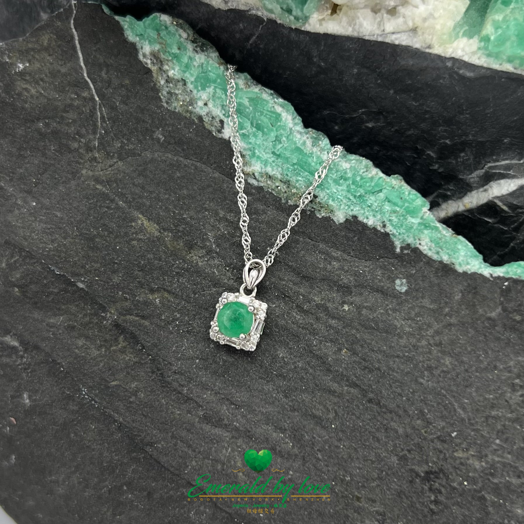 Pendentif émeraude rond avec entourage de zircones cubiques taille baguette