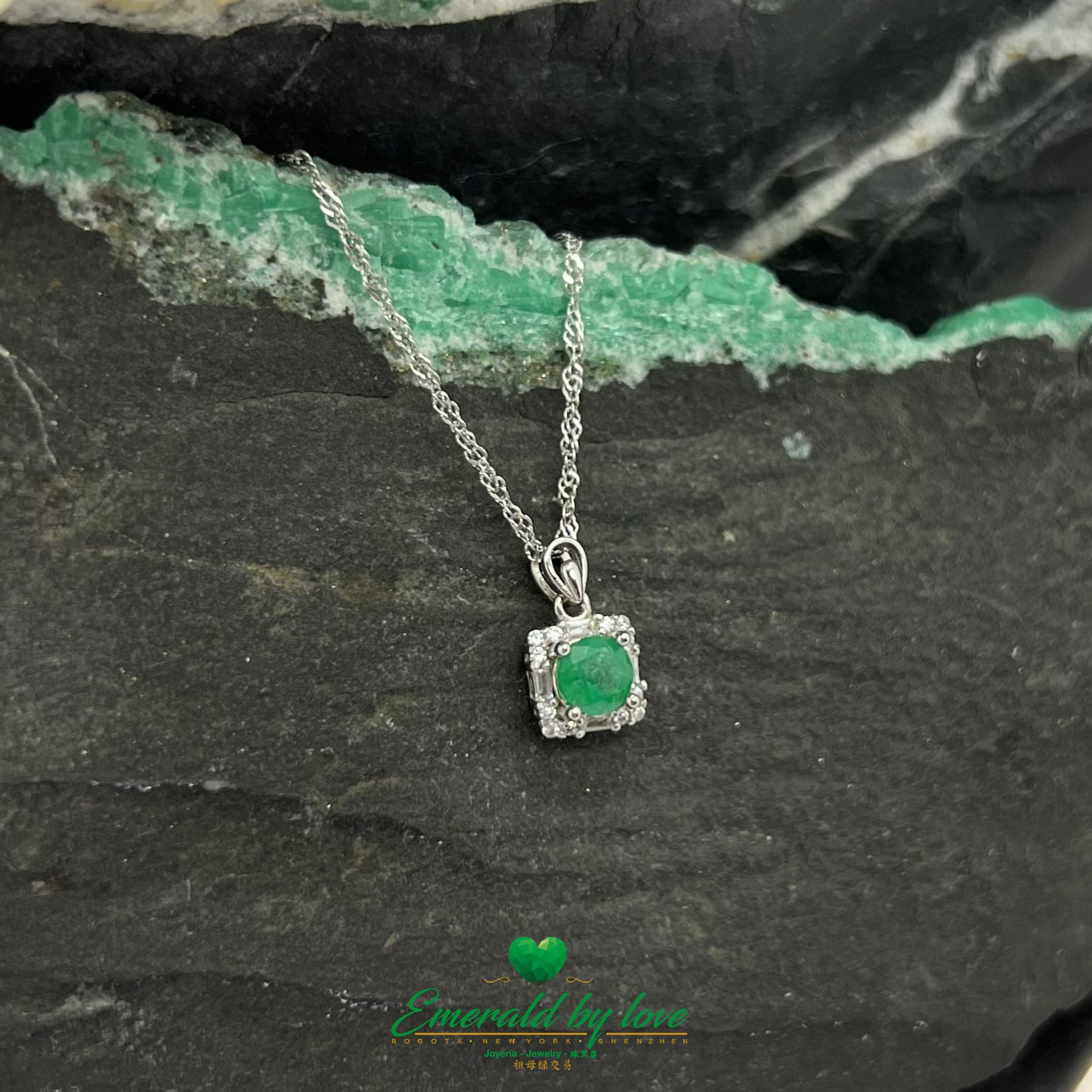 Pendentif émeraude rond avec entourage de zircones cubiques taille baguette