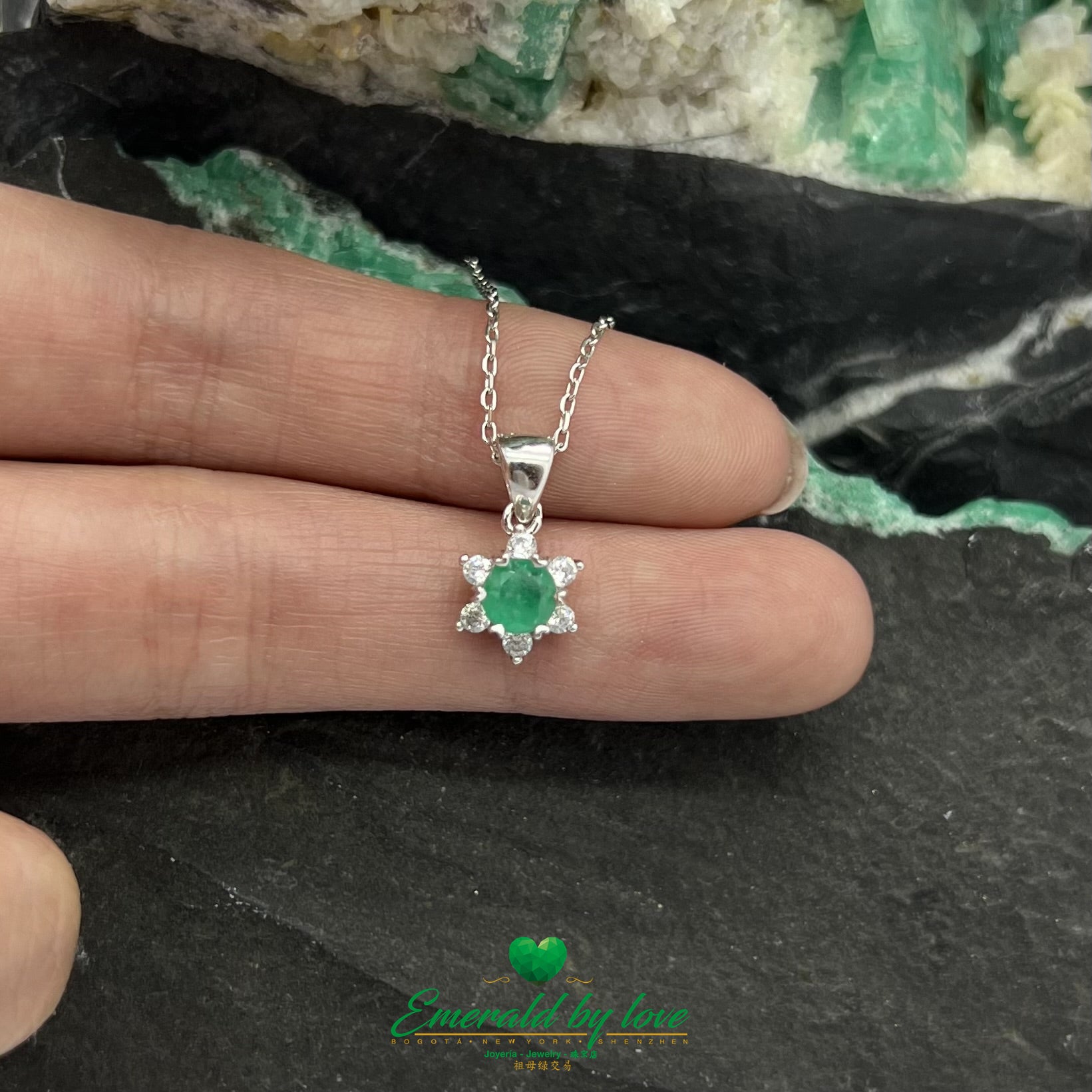 Colgante pequeño de flor de seis pétalos con esmeralda central redonda