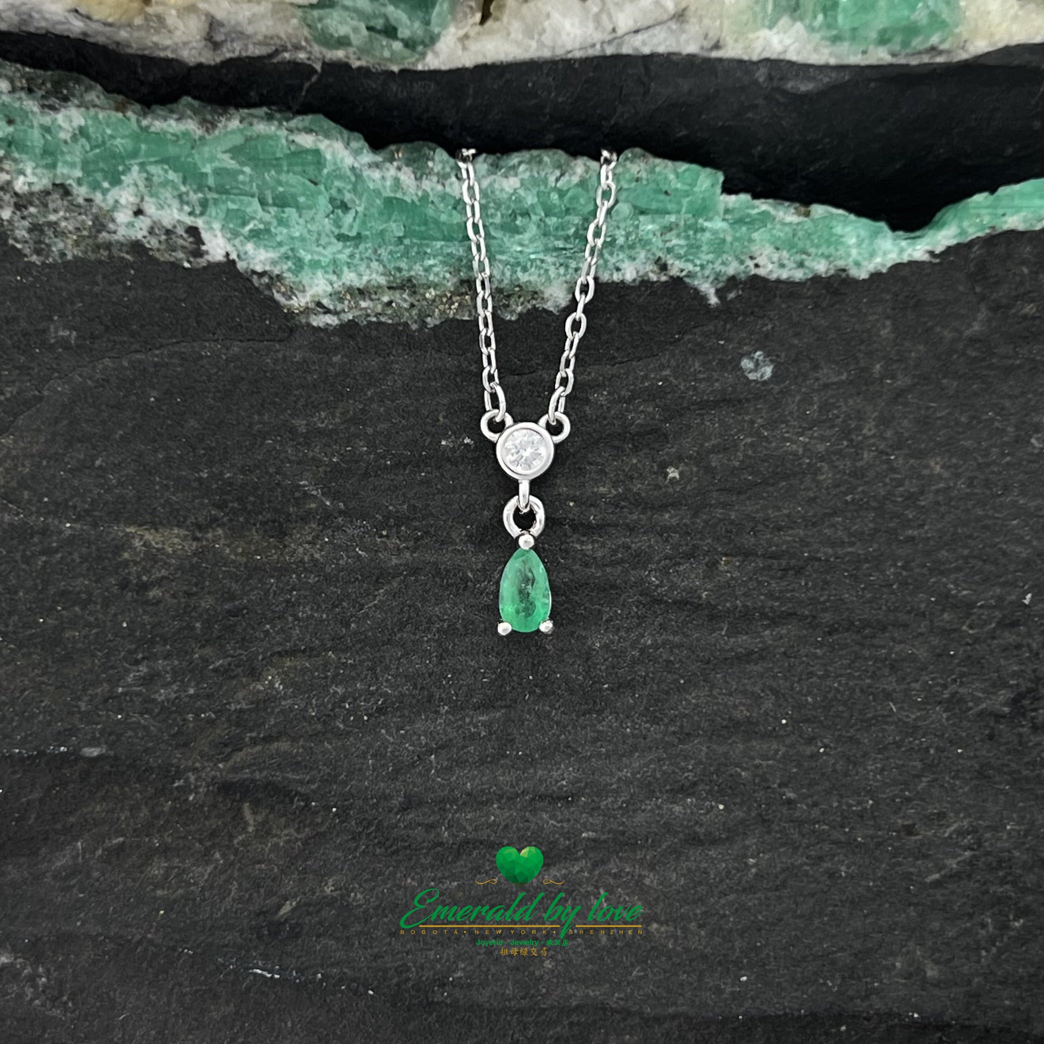 Pendentif en argent sterling avec émeraude en forme de larme et zircon rond