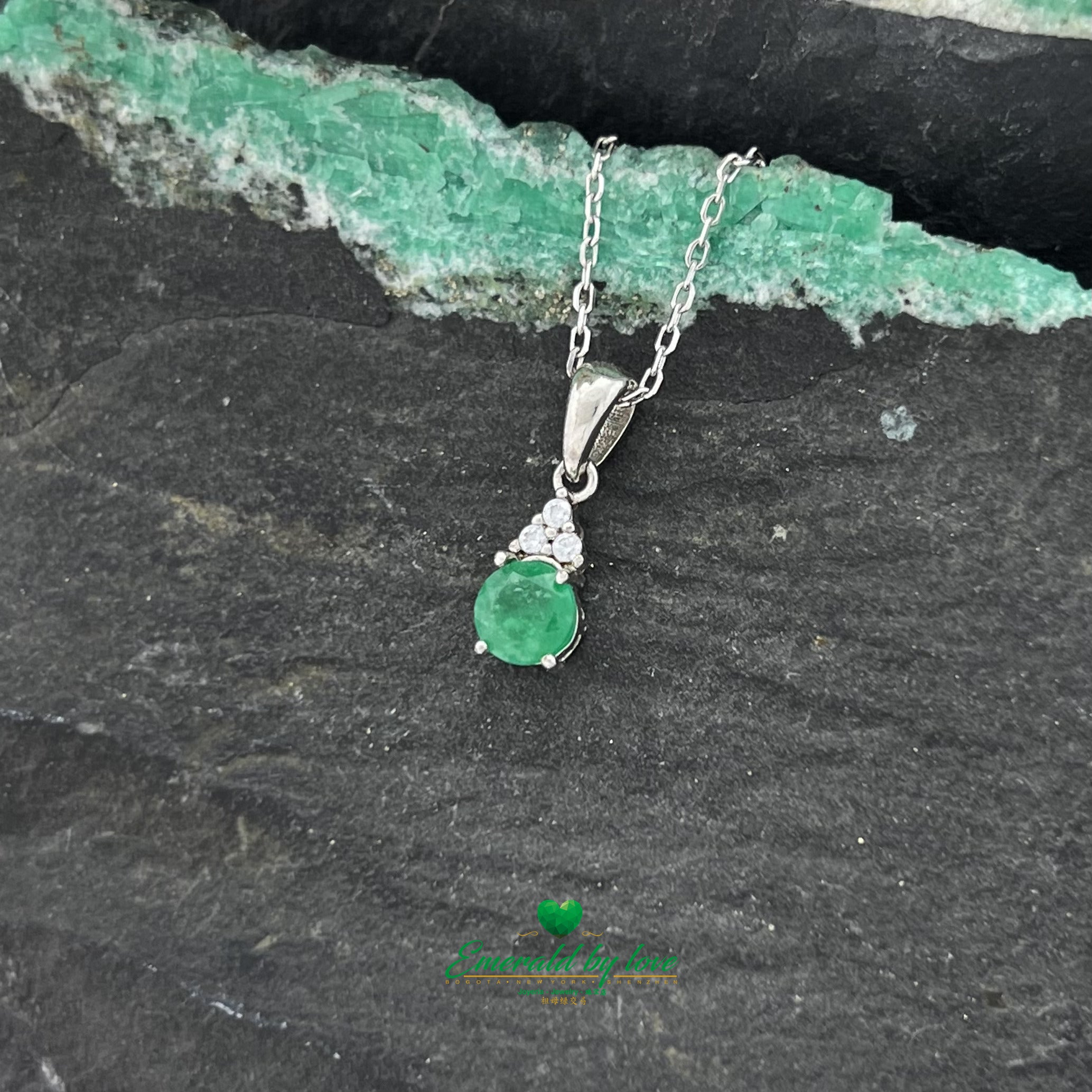 Pendentif élégant en émeraude ronde avec trois accents et zircons décoratifs