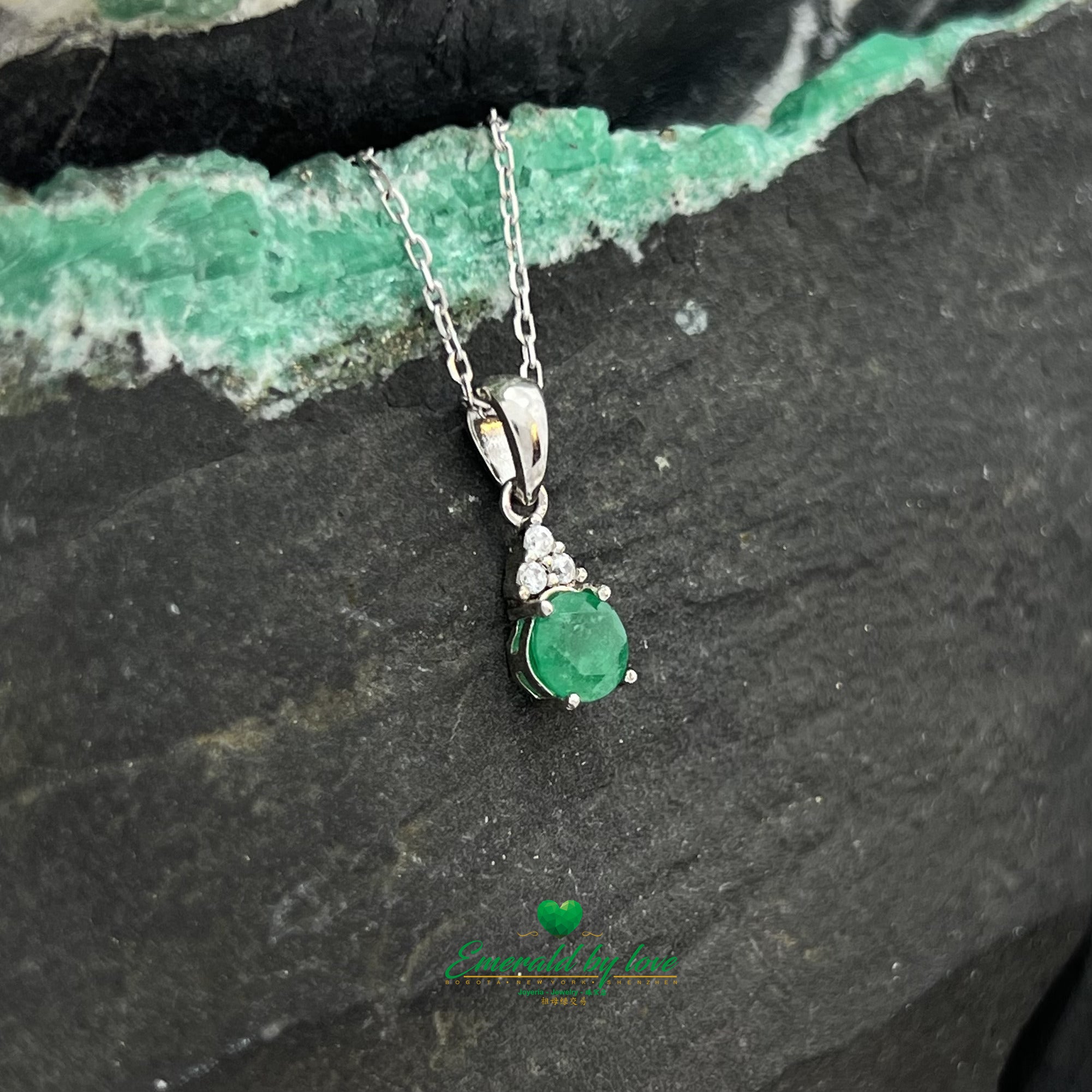 Pendentif élégant en émeraude ronde avec trois accents et zircons décoratifs