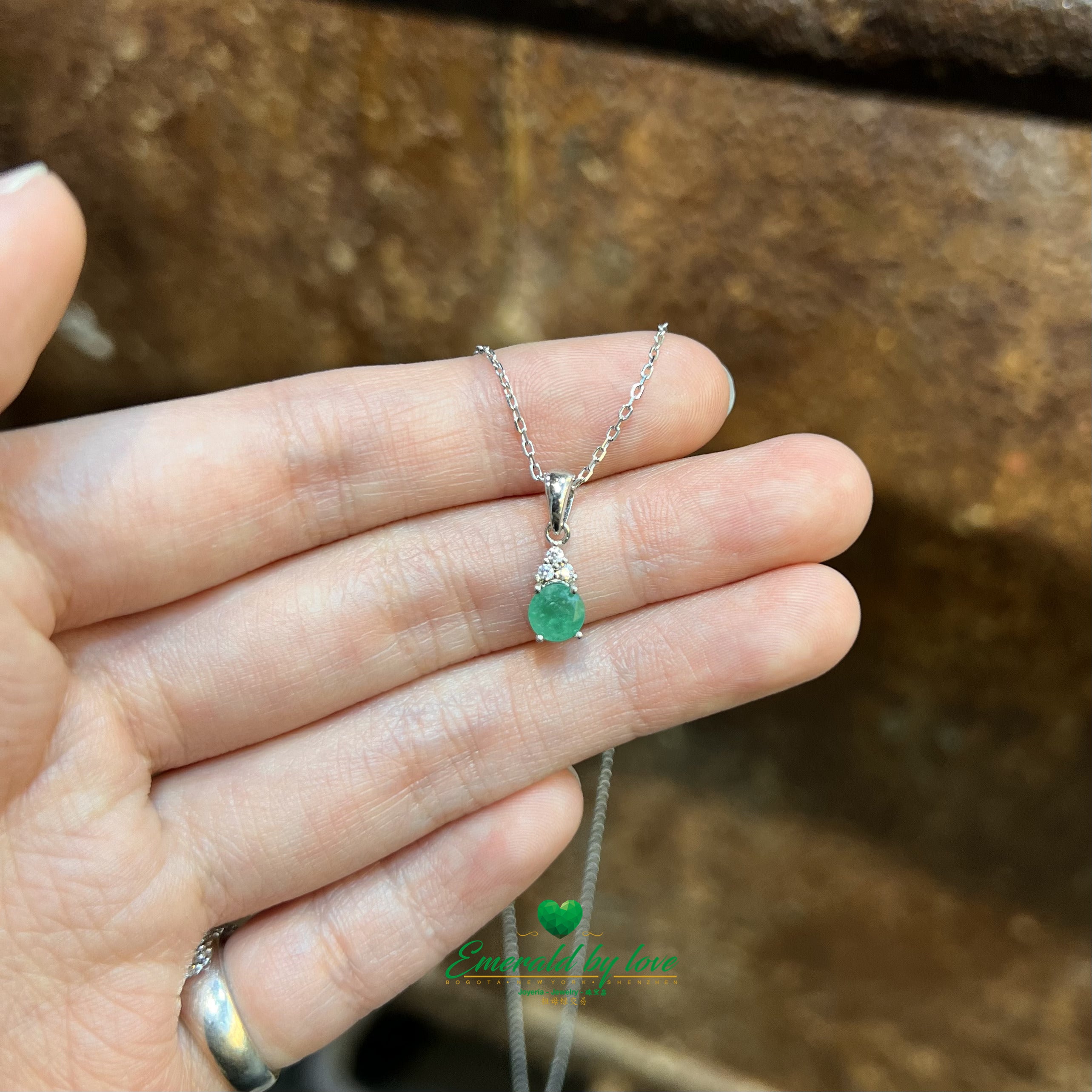 Pendentif élégant en émeraude ronde avec trois accents et zircons décoratifs