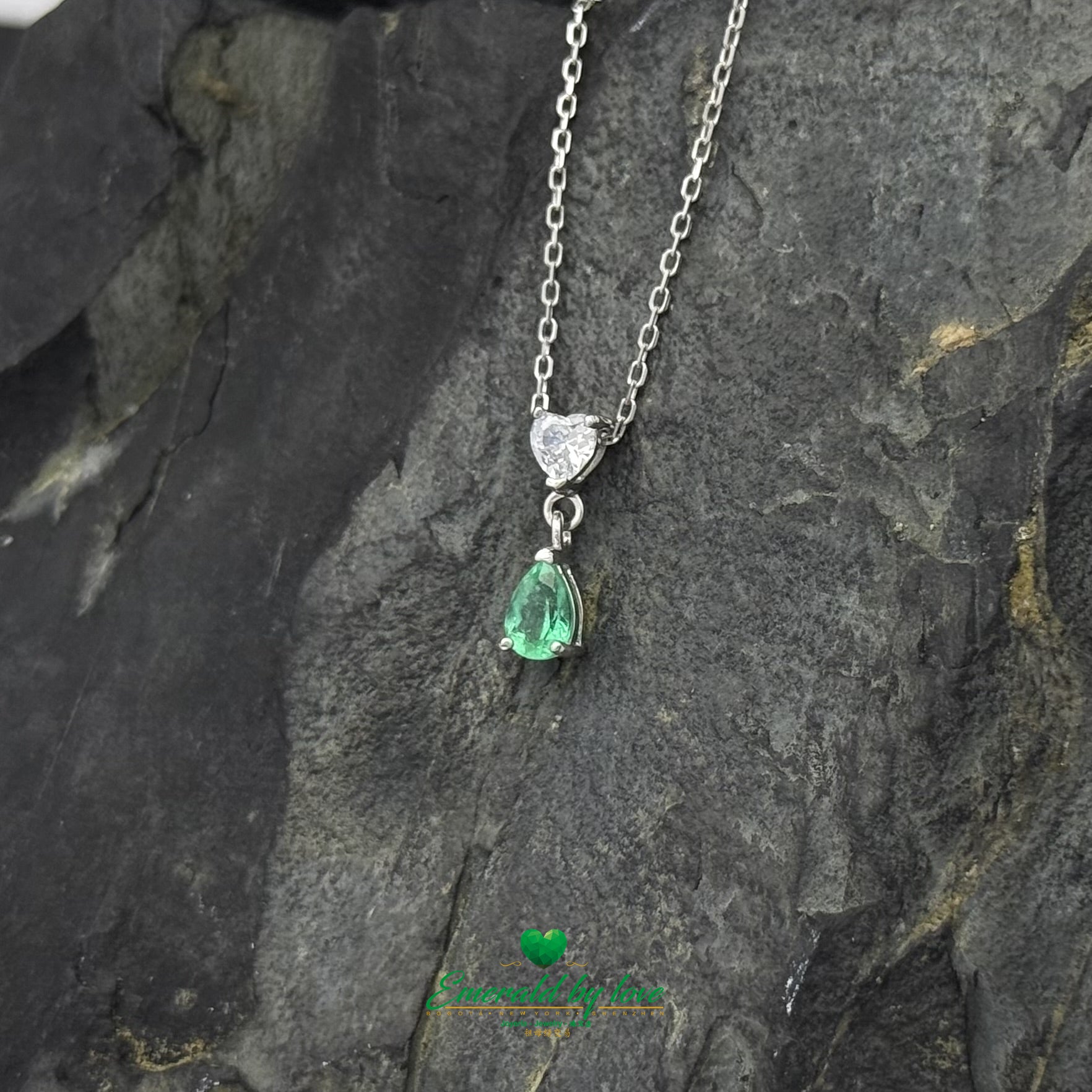 Pendentif en argent avec cœur en zircon blanc et émeraude colombienne en forme de larme