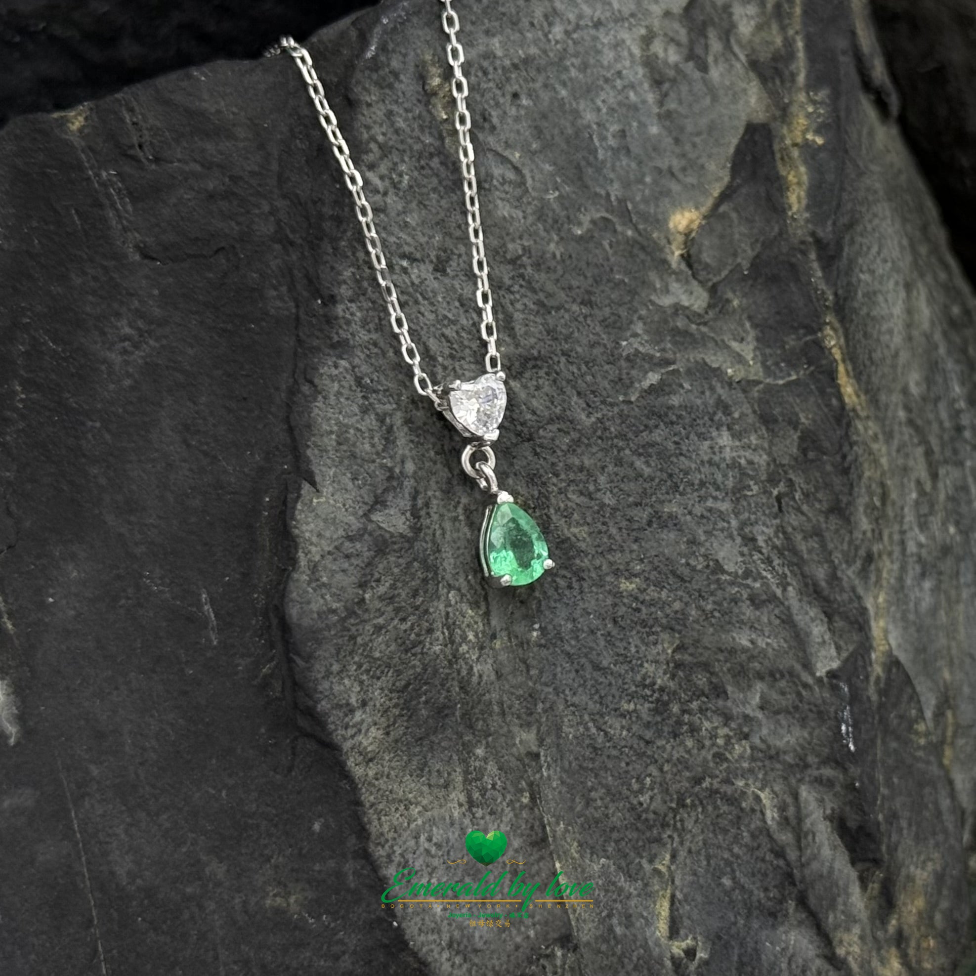 Pendentif en argent avec cœur en zircon blanc et émeraude colombienne en forme de larme