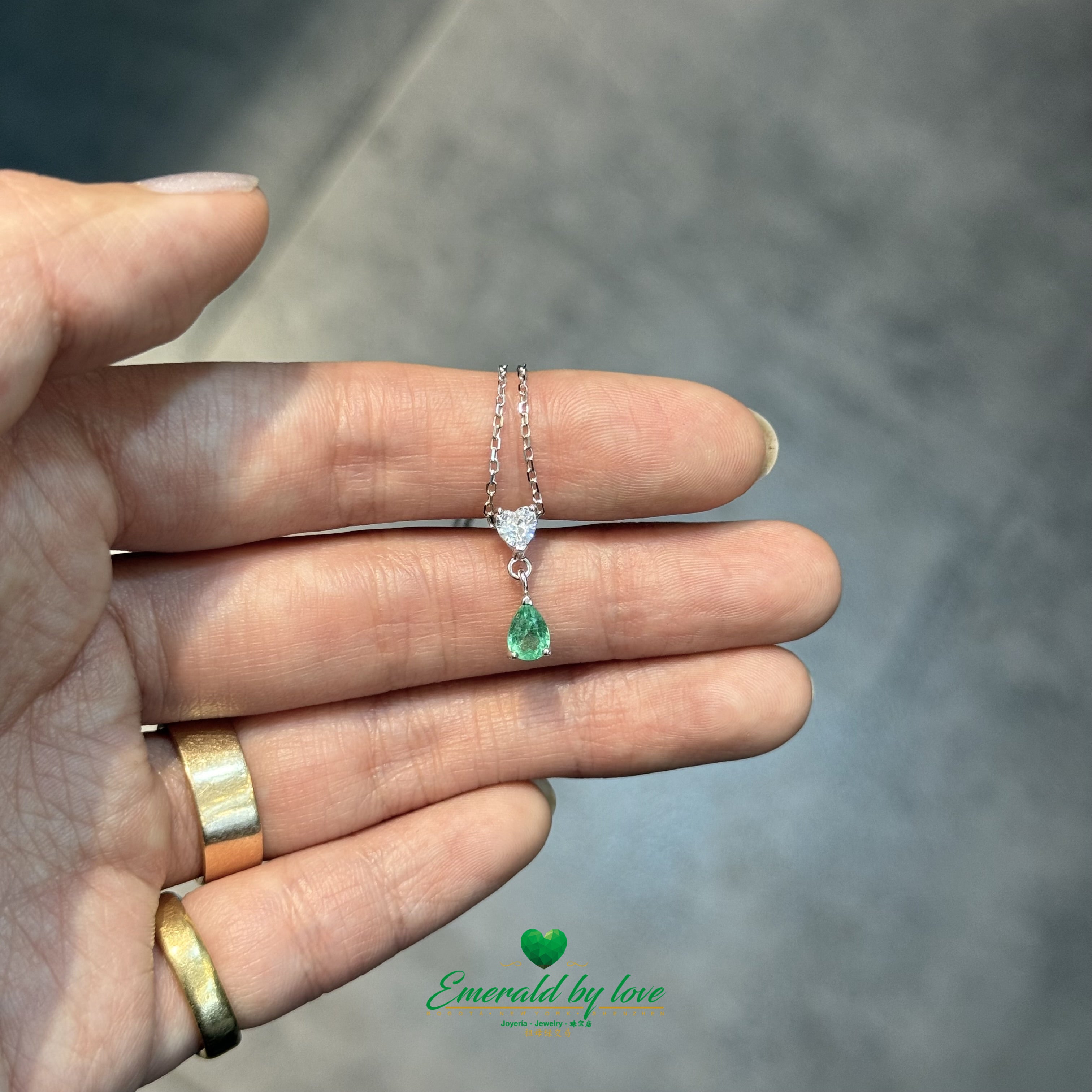 Pendentif en argent avec cœur en zircon blanc et émeraude colombienne en forme de larme