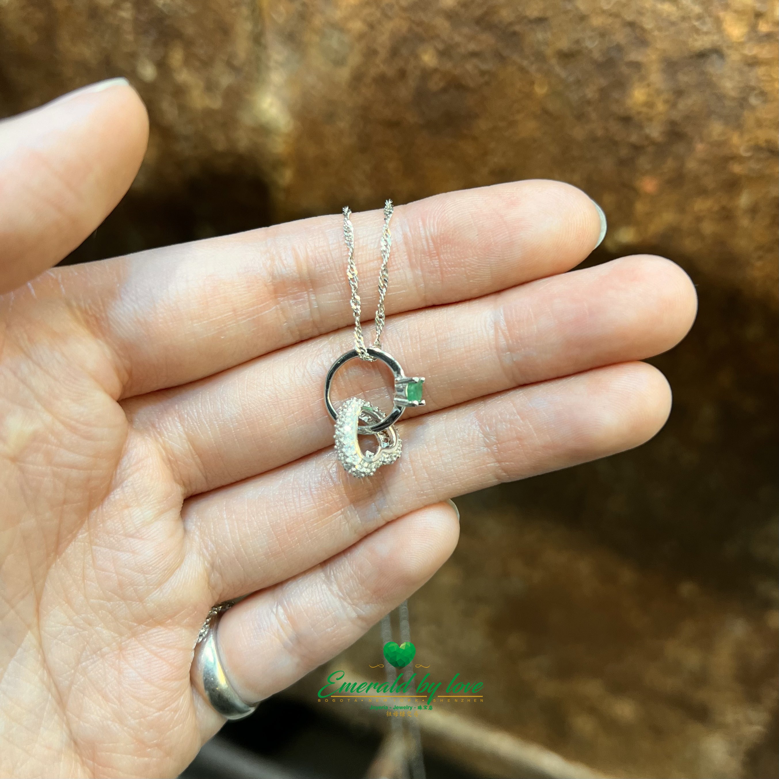 Collar Doble Colgante con Corazón de Circonitas y Anillo Entrelazado con Esmeralda Redonda