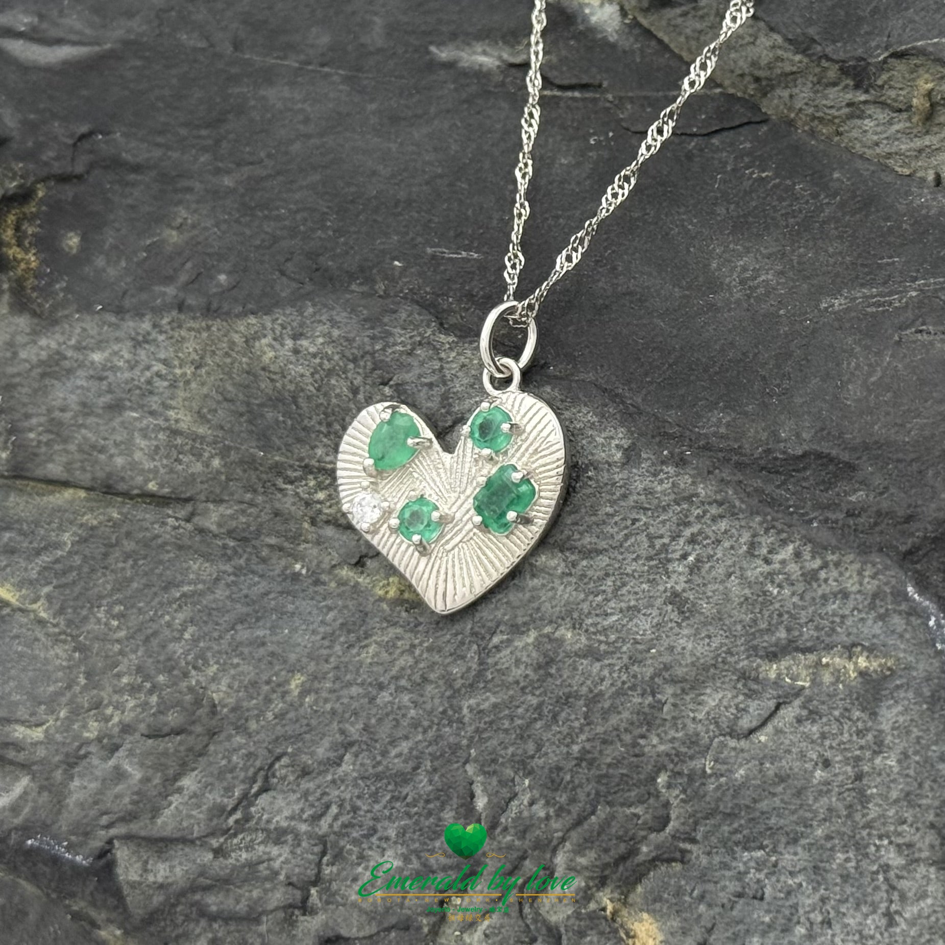 Heart-Shaped Pendant with Mixed Emeralds and Decorative Zircon – 925 Silver Charm