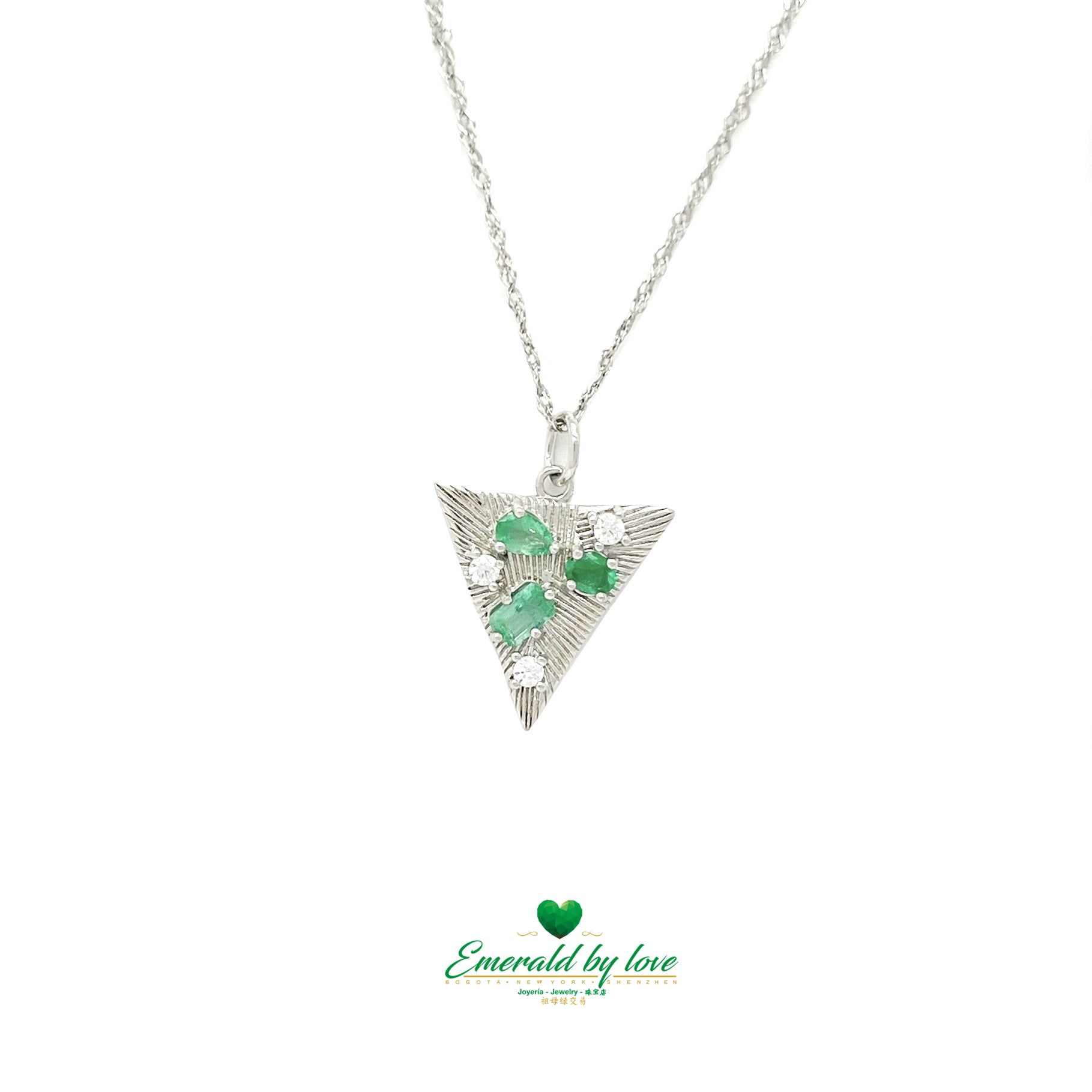 Pendentif triangulaire en argent avec émeraudes et zircons mélangés