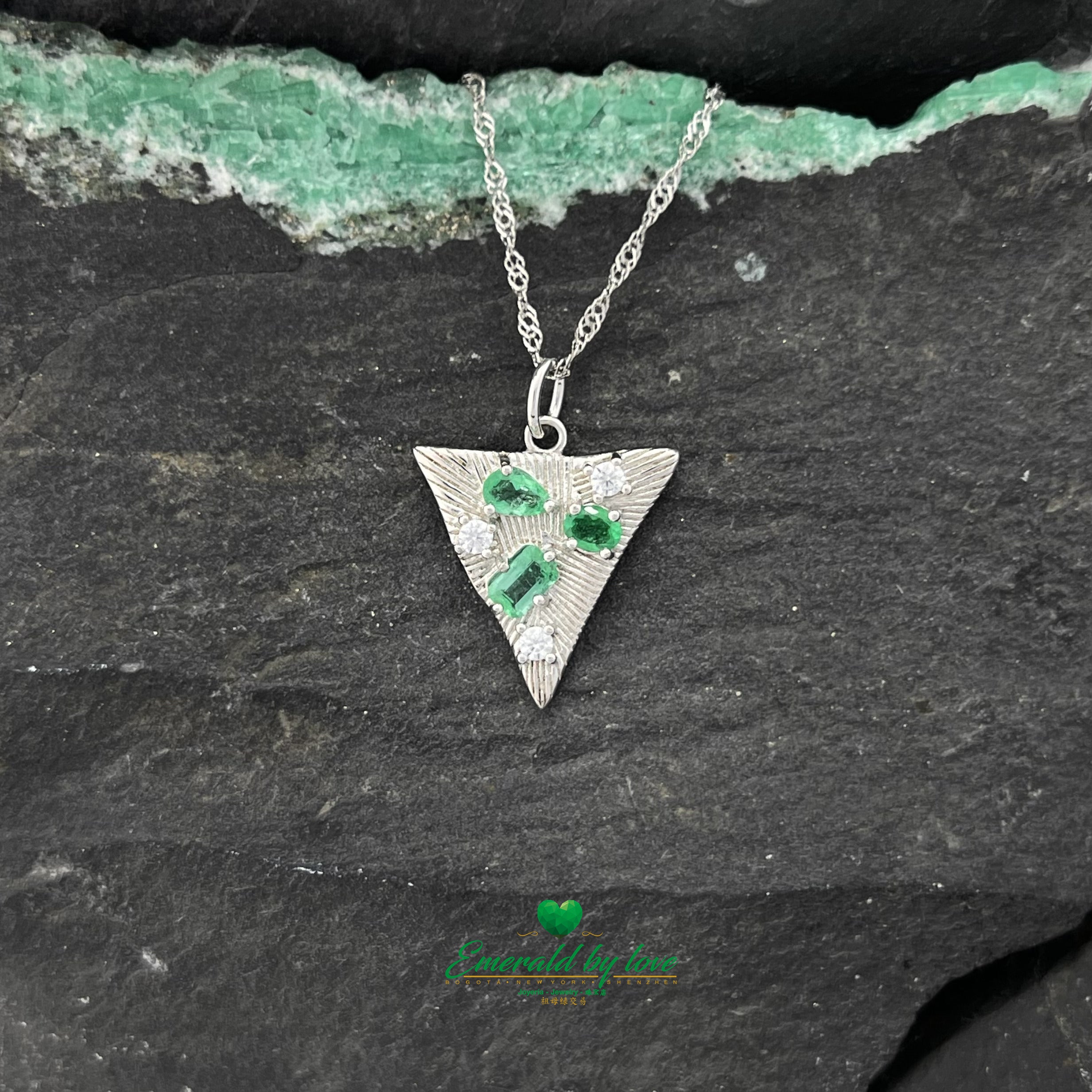 Pendentif triangulaire en argent avec émeraudes et zircons mélangés
