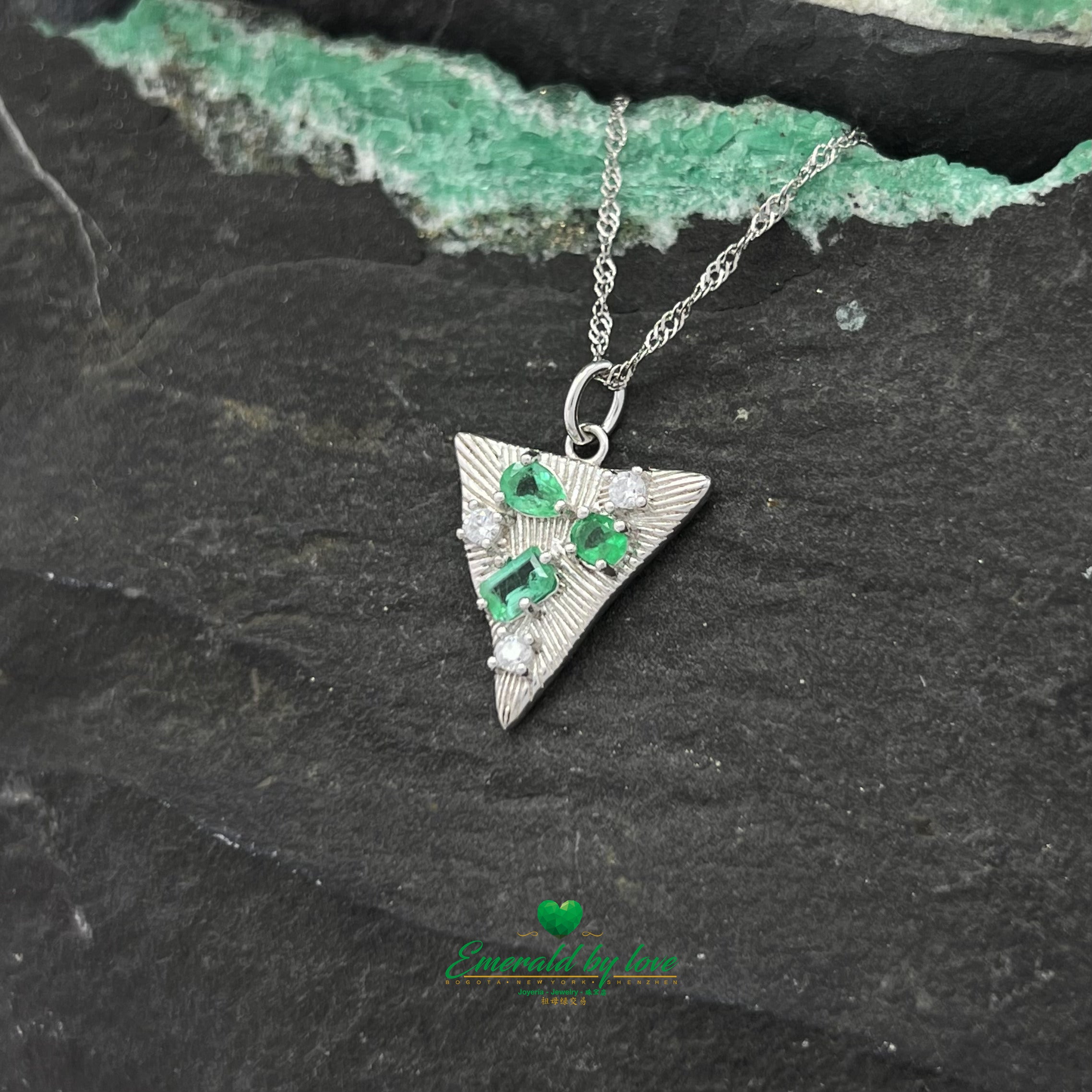 Pendentif triangulaire en argent avec émeraudes et zircons mélangés