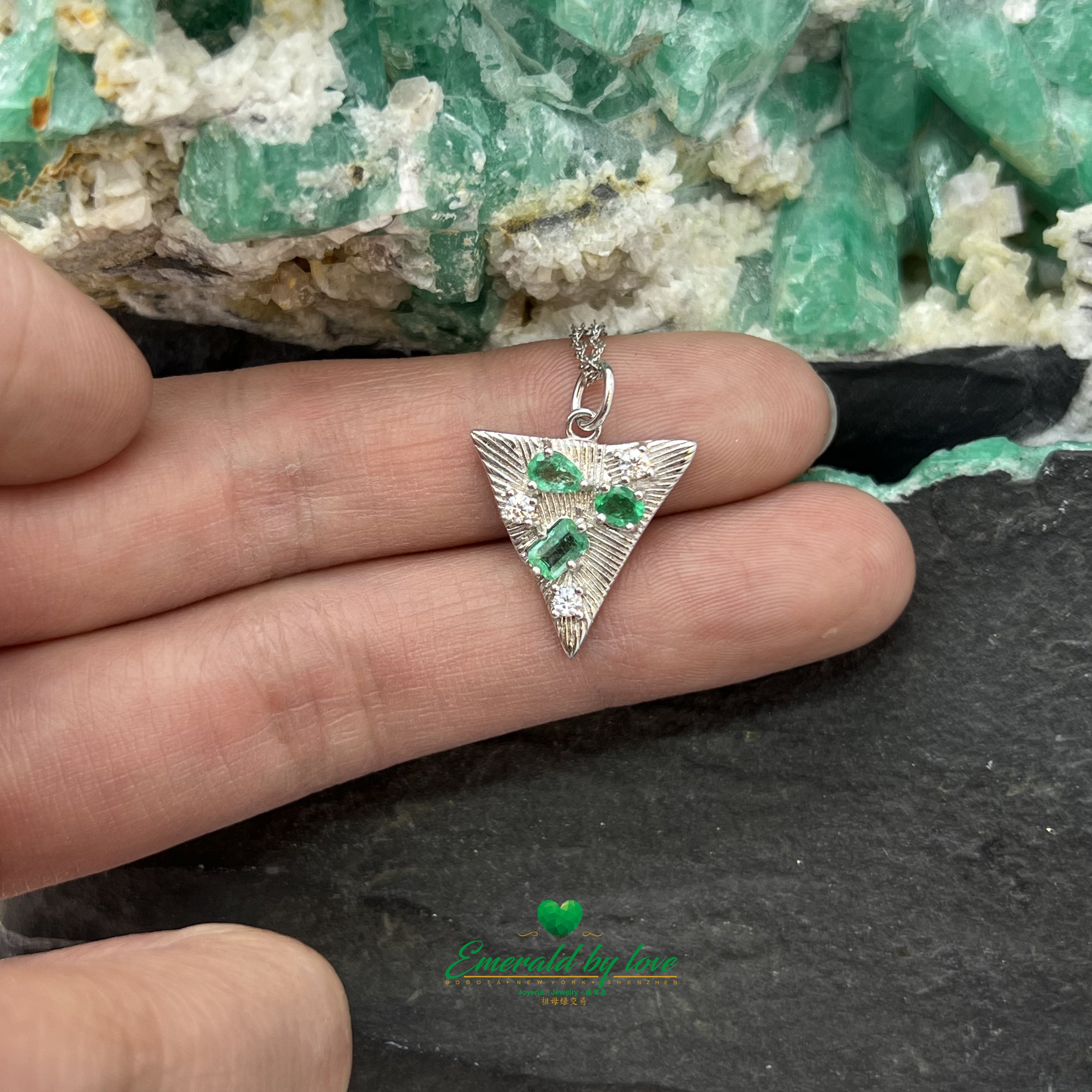 Pendentif triangulaire en argent avec émeraudes et zircons mélangés