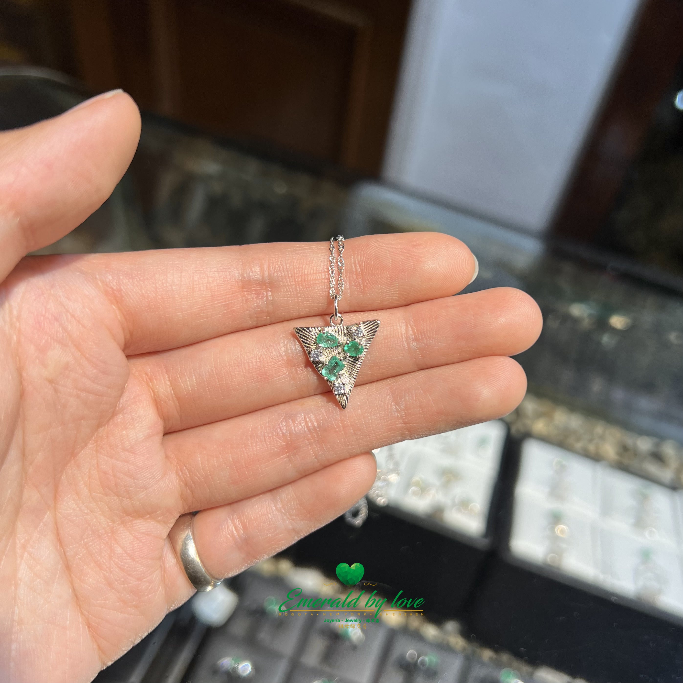 Pendentif triangulaire en argent avec émeraudes et zircons mélangés