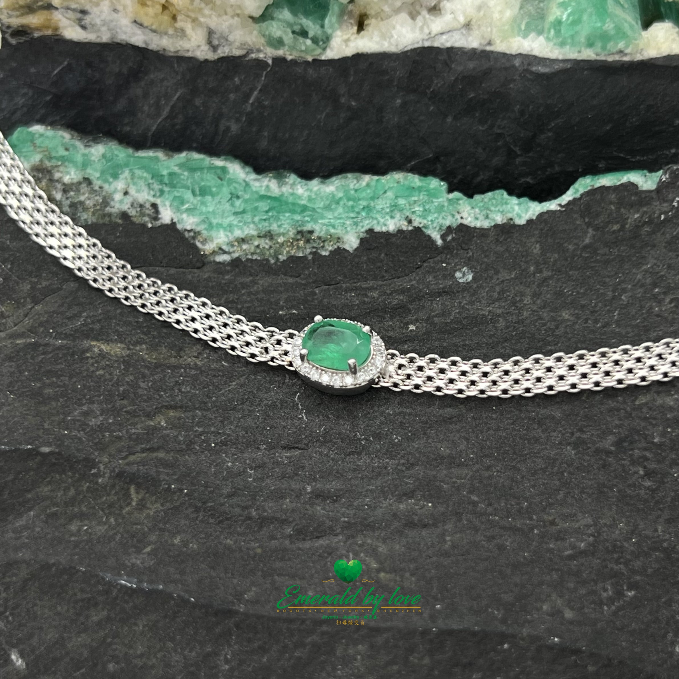 Collier ras du cou avec émeraude ovale horizontale entourée de zircons