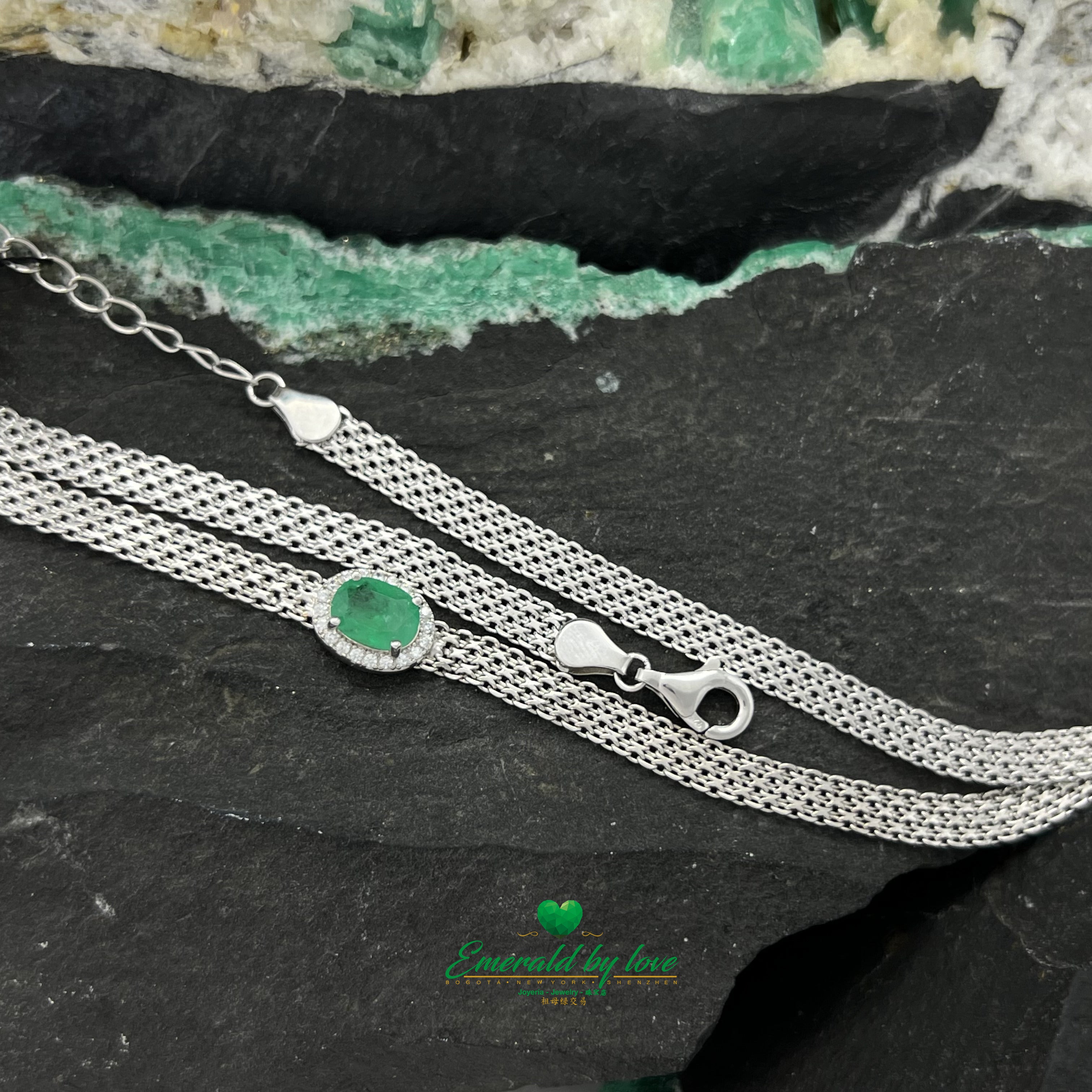 Collier ras du cou avec émeraude ovale horizontale entourée de zircons