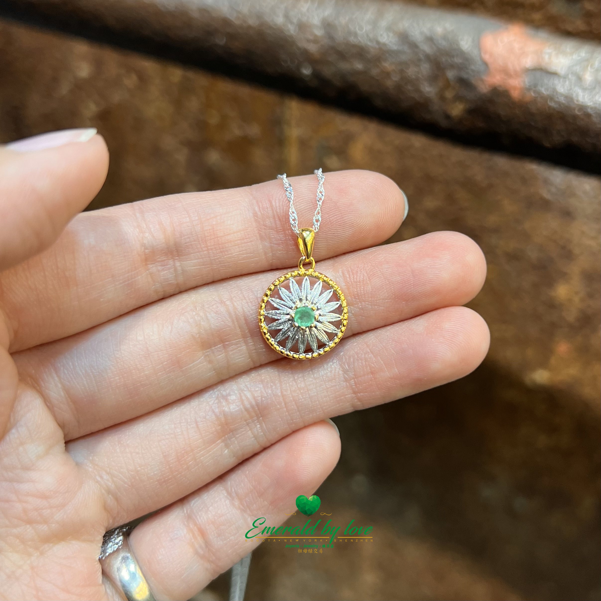 Pendentif Tournesol avec émeraude ronde centrale entourée d'un cercle plaqué or