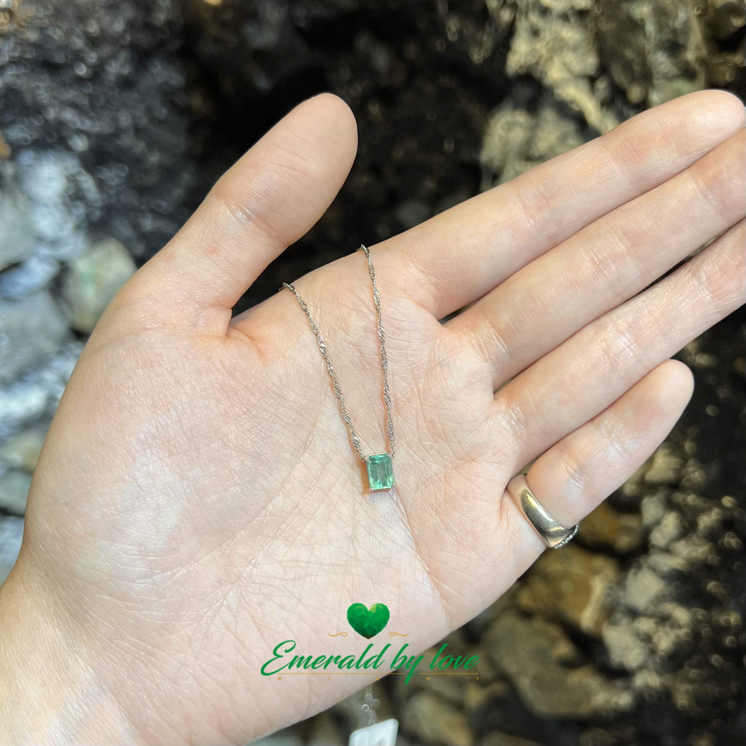 Pendentif solitaire avec cristal émeraude rectangulaire