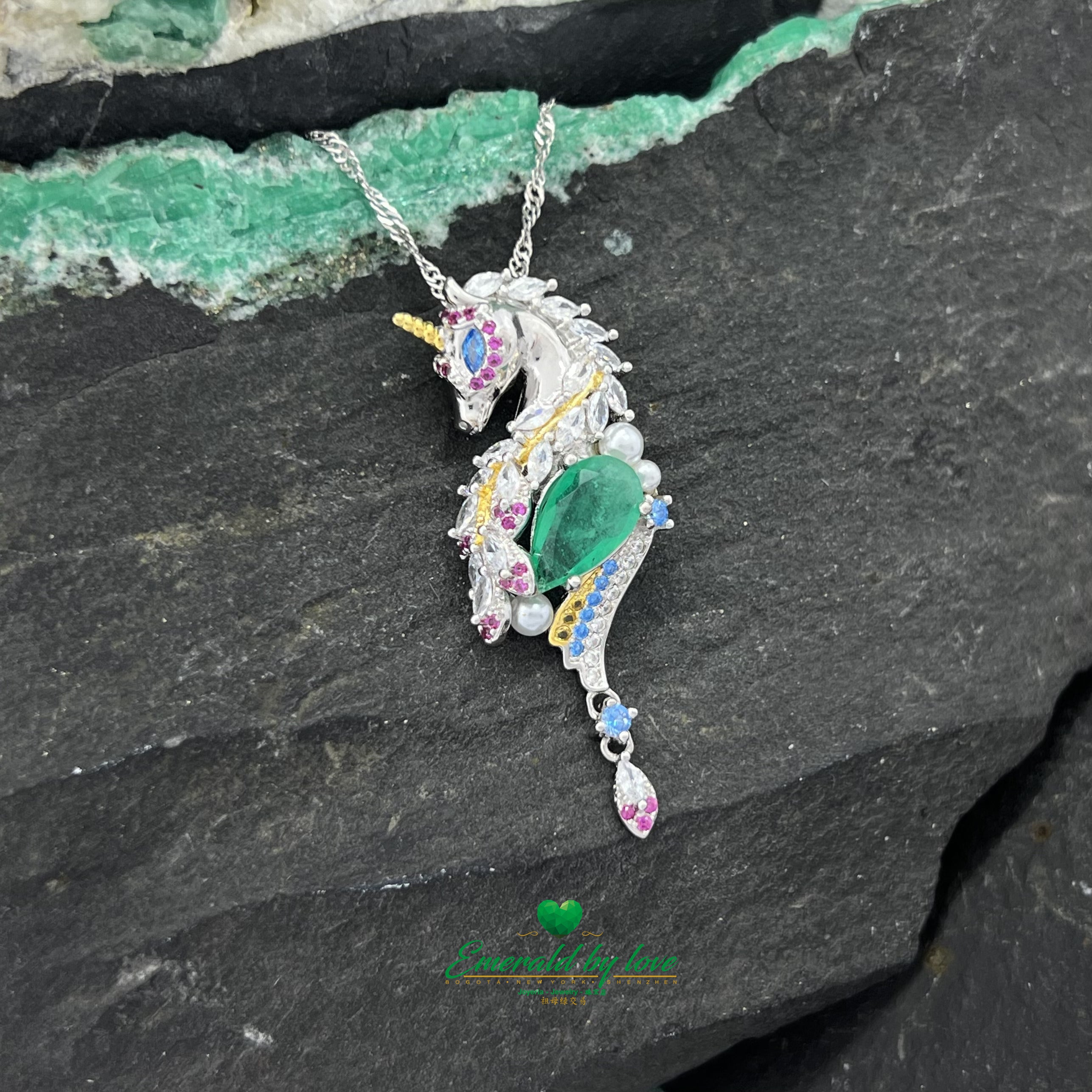 Encantador colgante de unicornio con esmeralda colombiana en forma de lágrima central y circonita multicolor