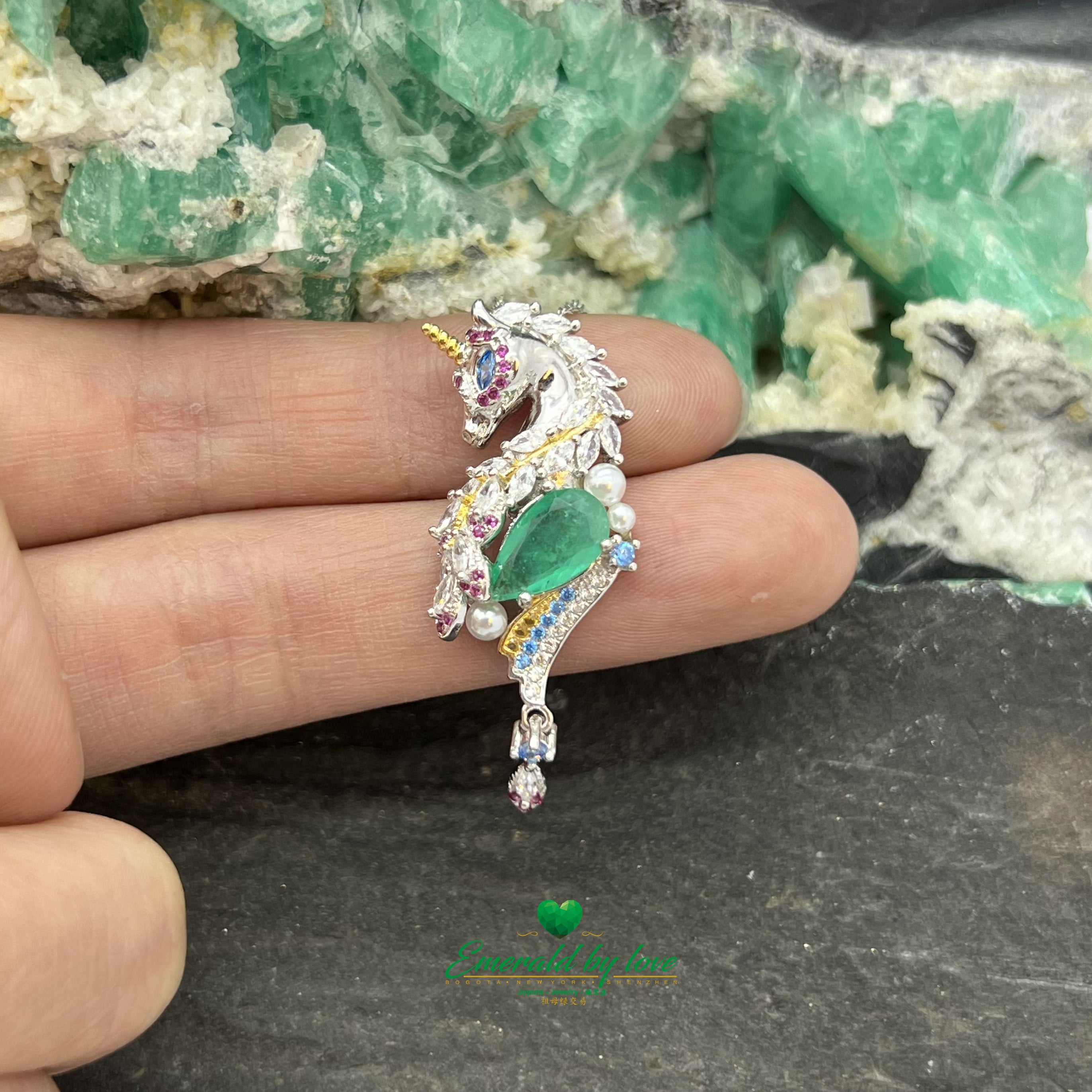 Encantador colgante de unicornio con esmeralda colombiana en forma de lágrima central y circonita multicolor