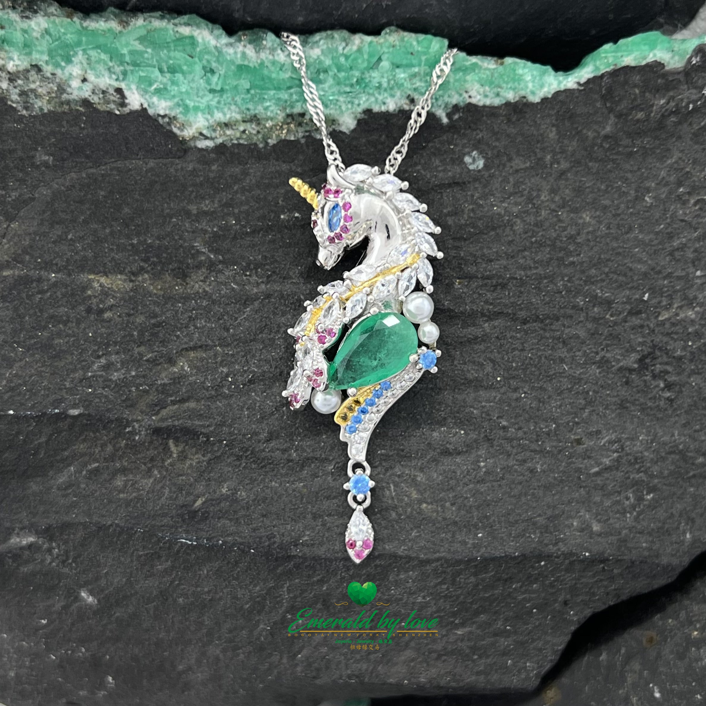 Encantador colgante de unicornio con esmeralda colombiana en forma de lágrima central y circonita multicolor