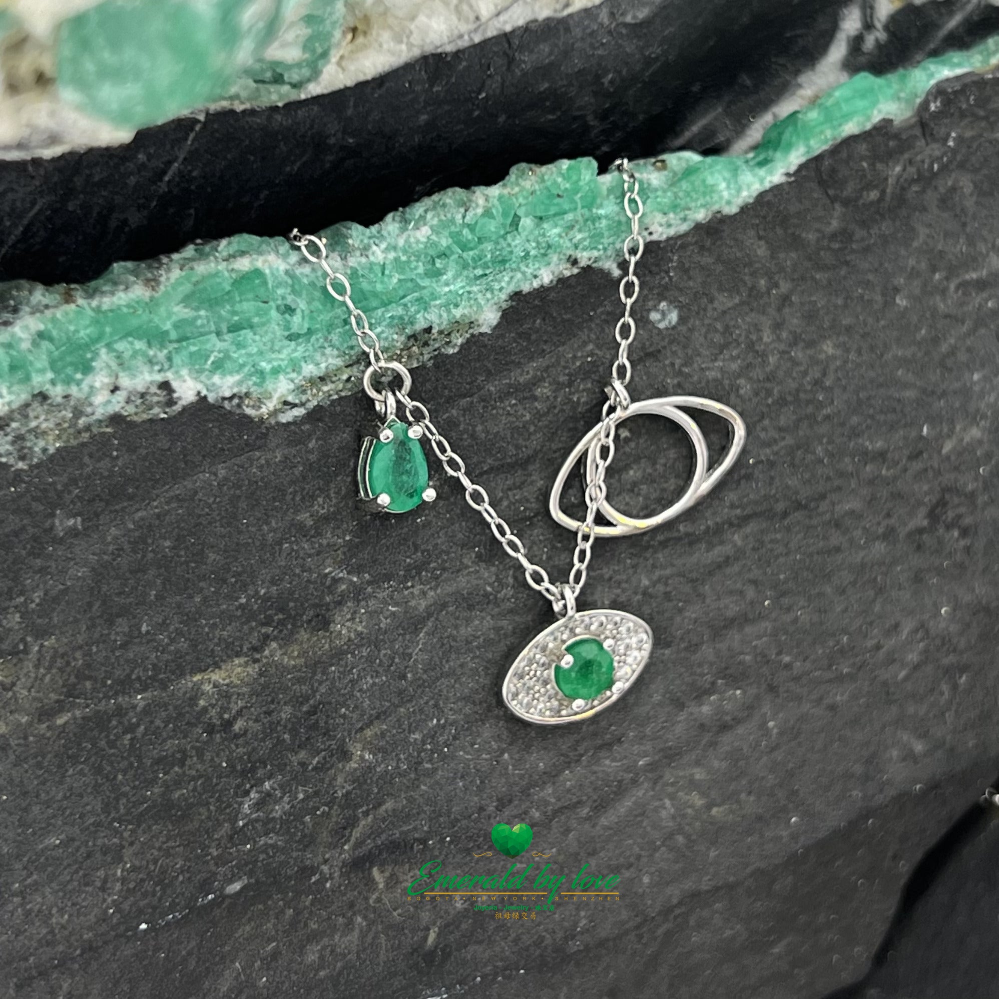Collier en argent avec pendentifs à trois yeux et deux émeraudes