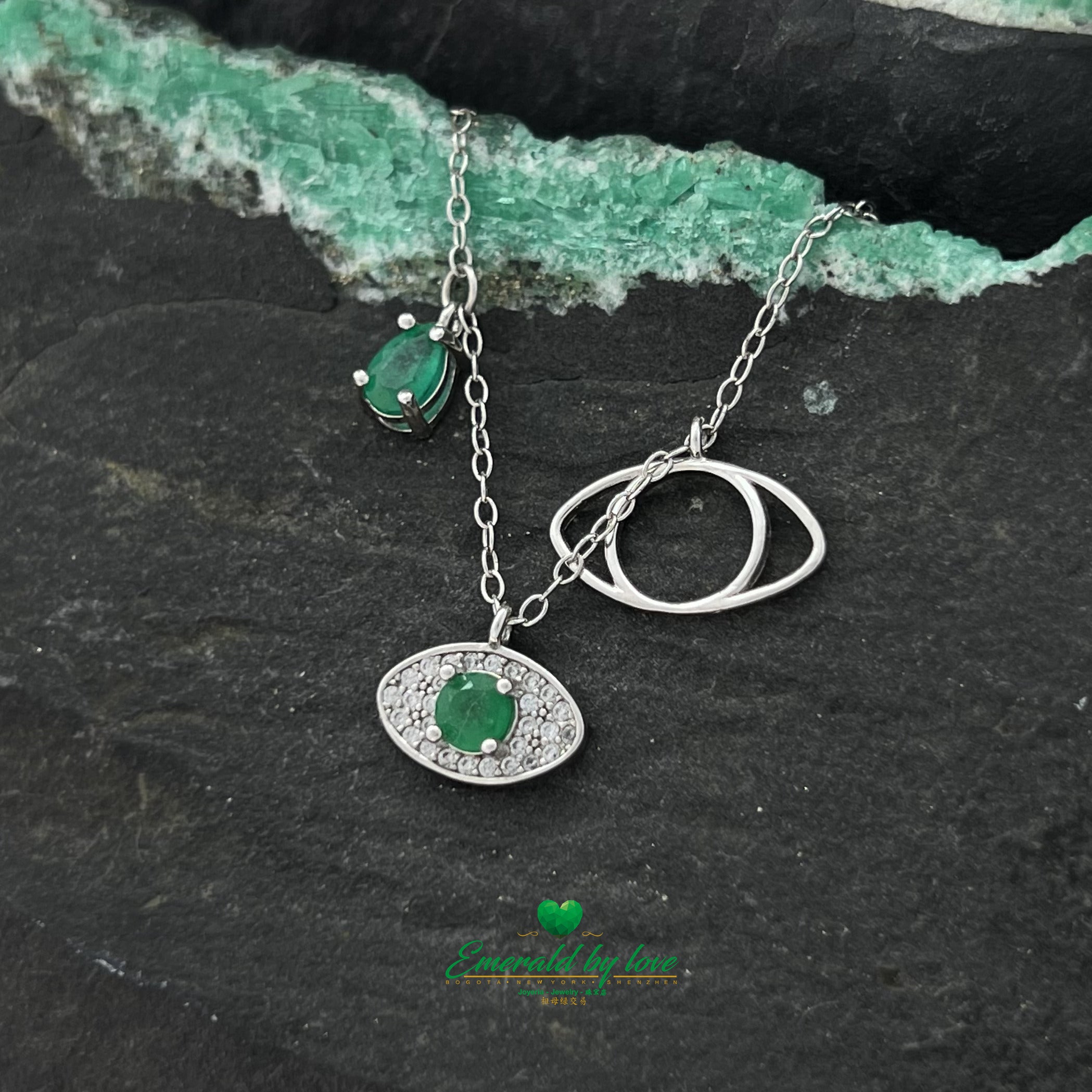 Collier en argent avec pendentifs à trois yeux et deux émeraudes