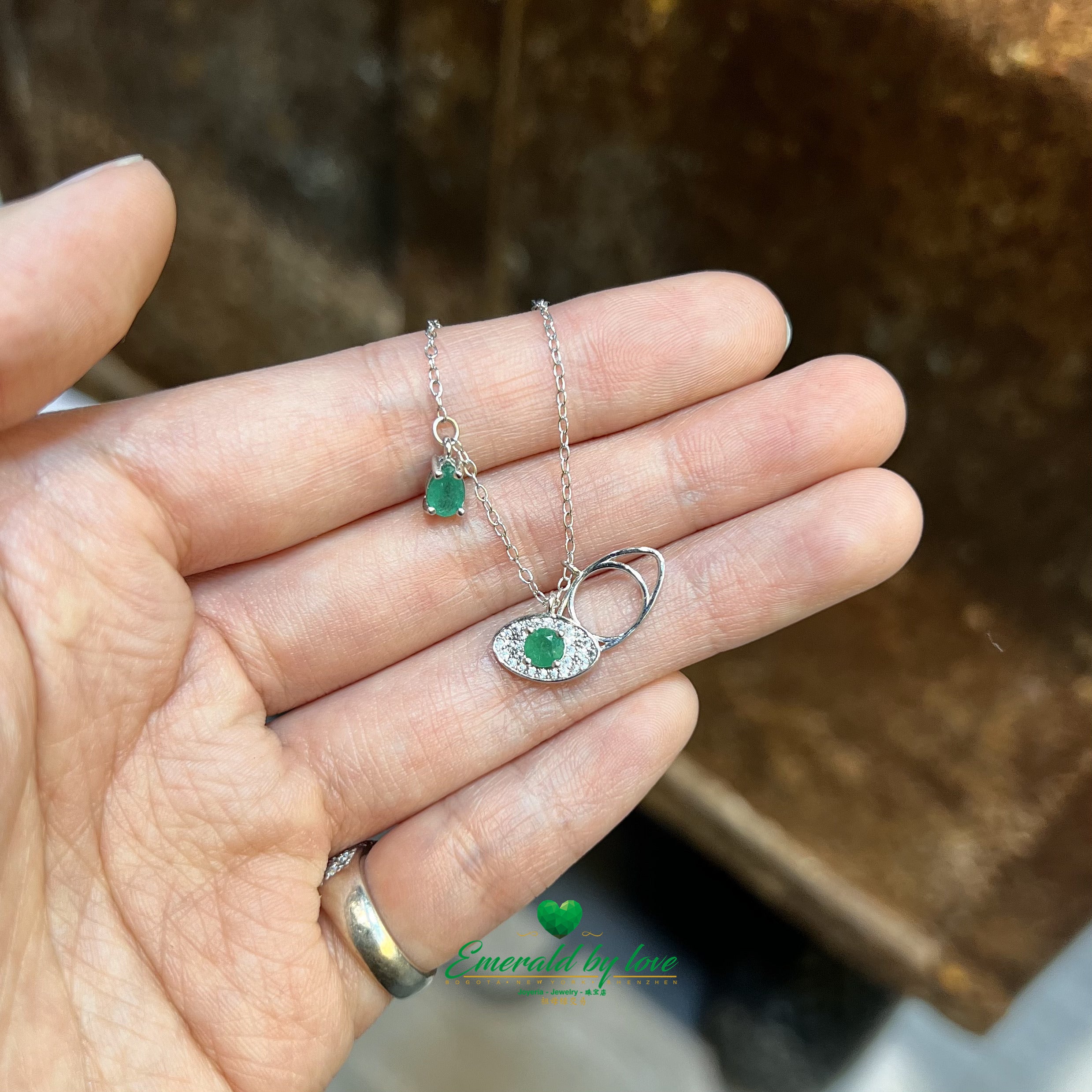 Collier en argent avec pendentifs à trois yeux et deux émeraudes
