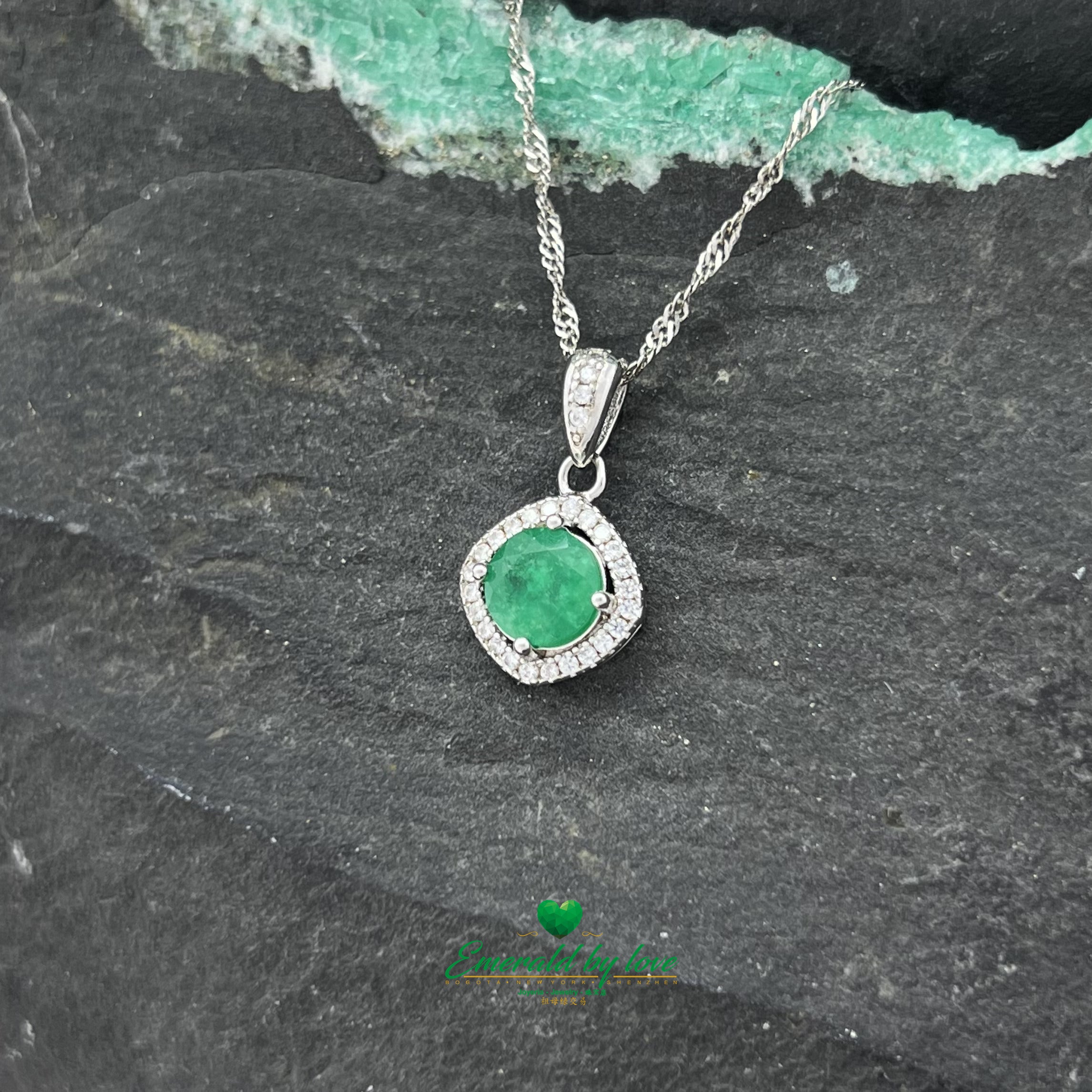 Pendentif en argent en forme de losange avec des accents d'émeraude ronde et de zircon