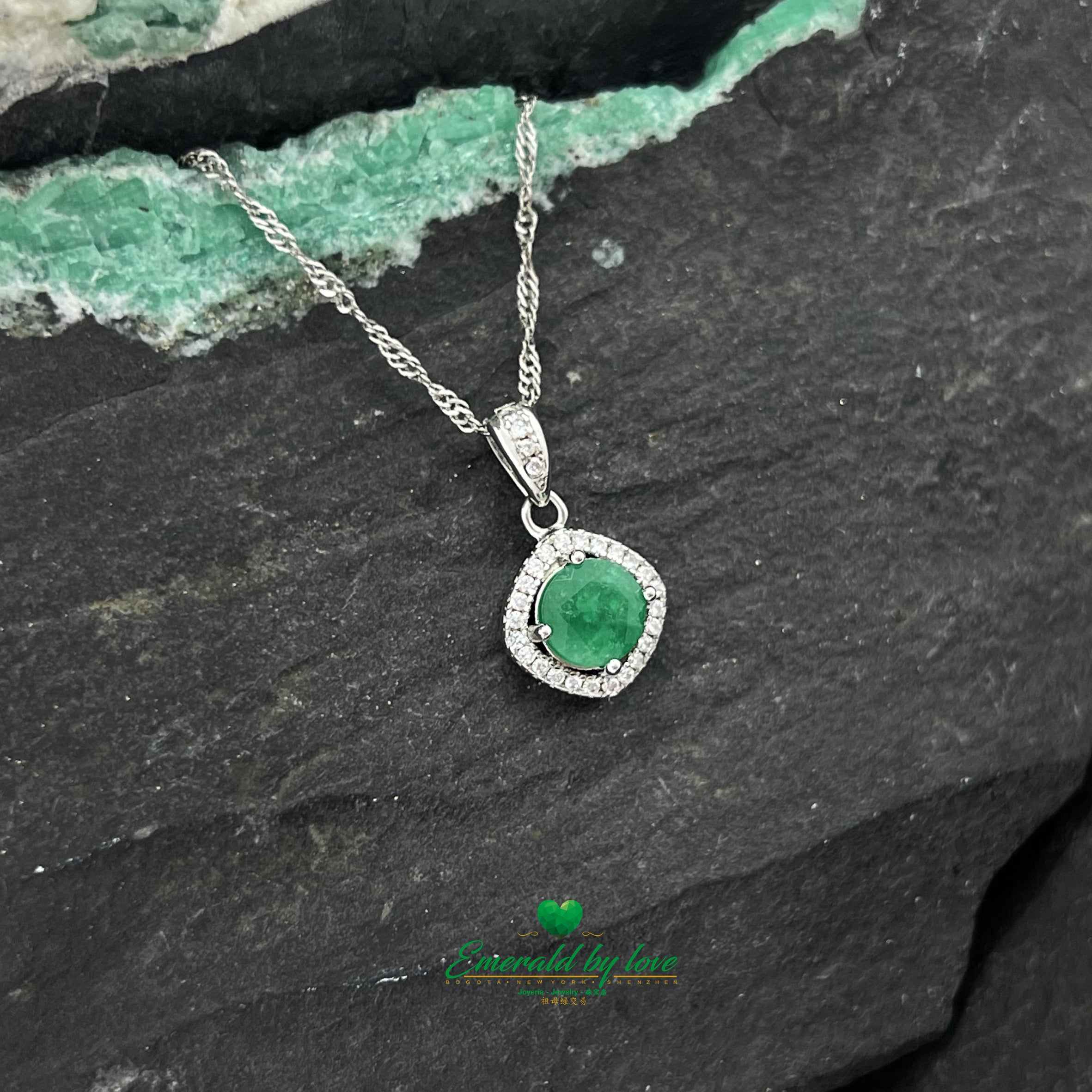 Pendentif en argent en forme de losange avec des accents d'émeraude ronde et de zircon