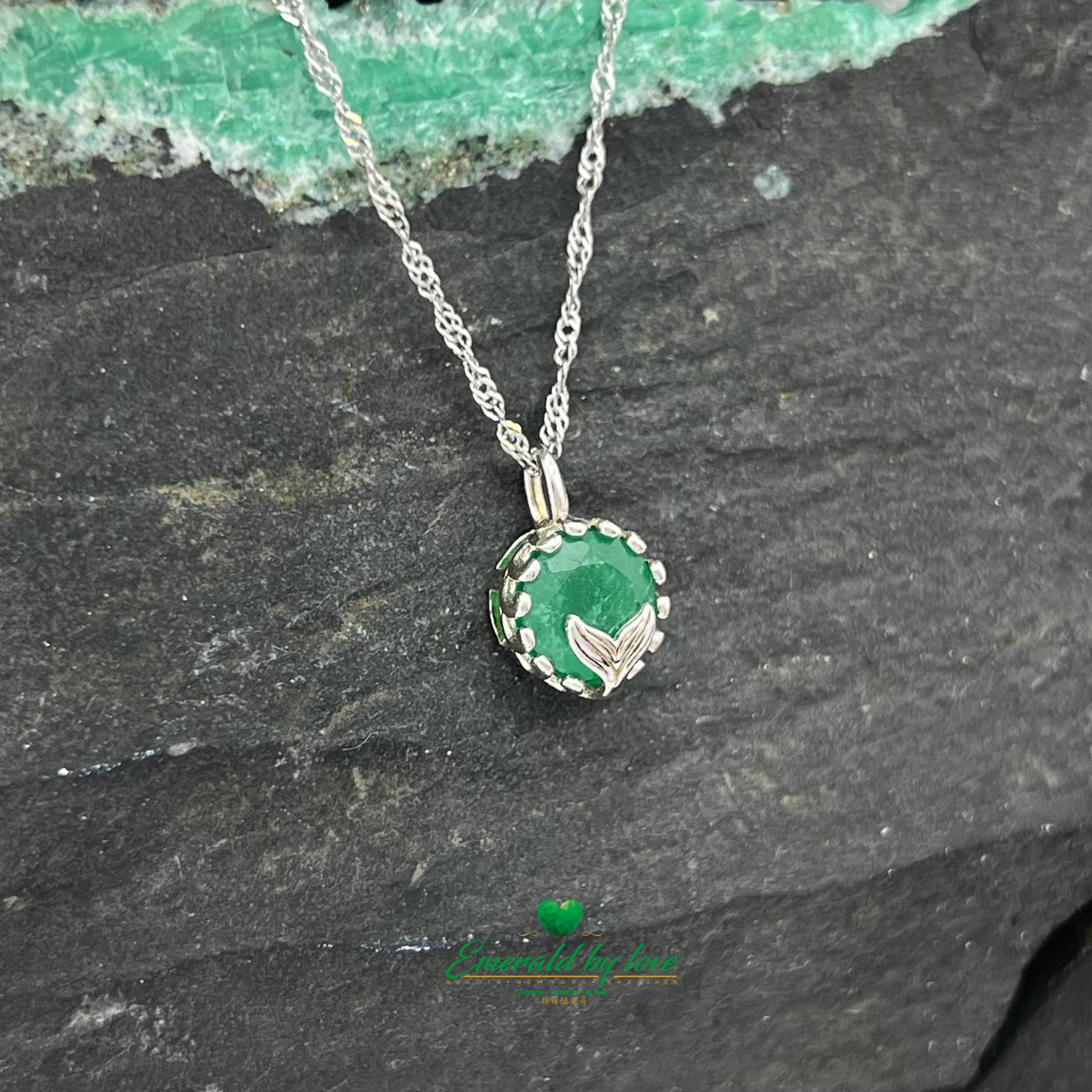 Pendentif rond en émeraude avec arabesques et motif queue de sirène