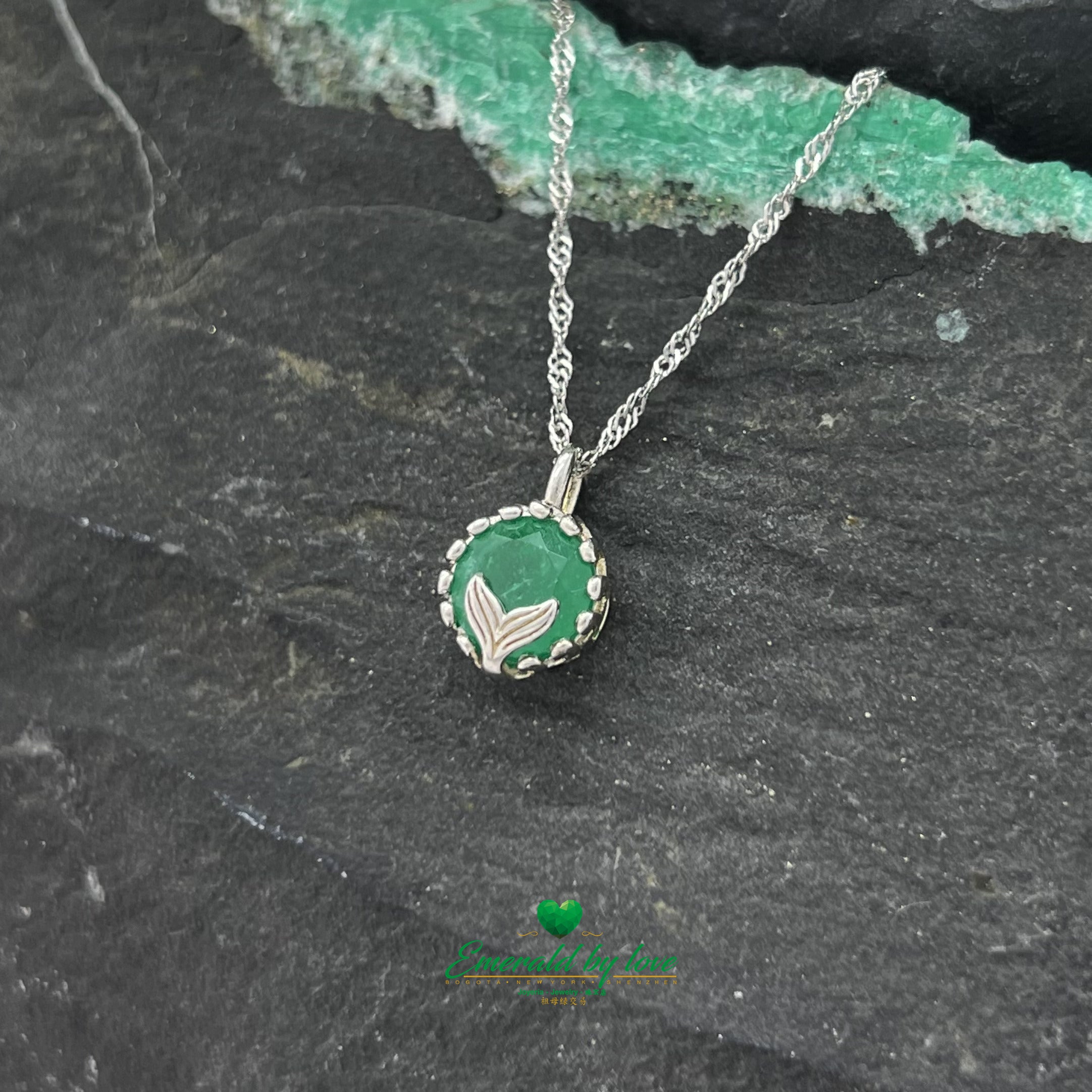 Pendentif rond en émeraude avec arabesques et motif queue de sirène