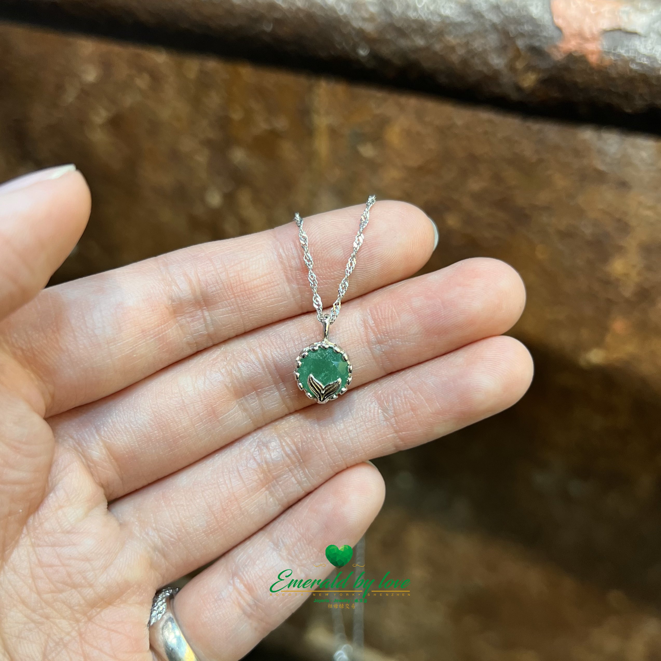 Pendentif rond en émeraude avec arabesques et motif queue de sirène