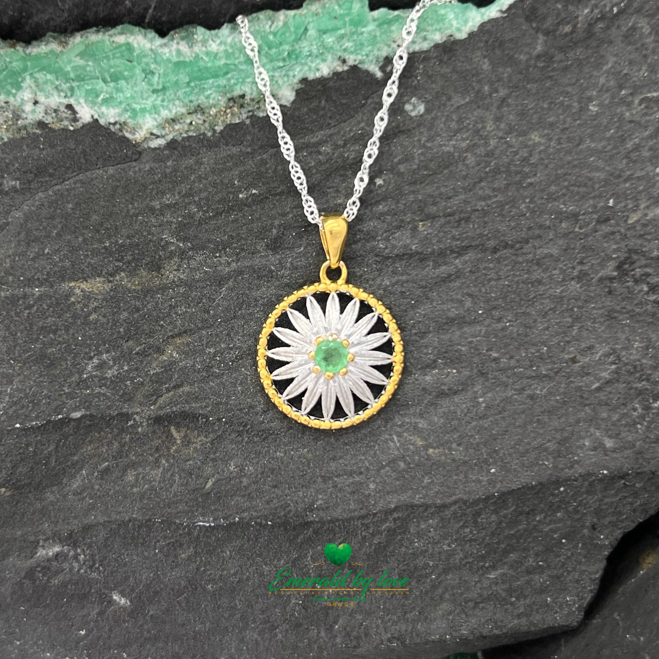 Pendentif Tournesol avec émeraude ronde centrale entourée d'un cercle plaqué or