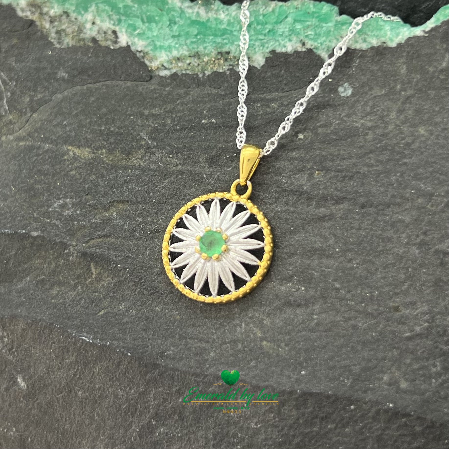 Pendentif Tournesol avec émeraude ronde centrale entourée d'un cercle plaqué or