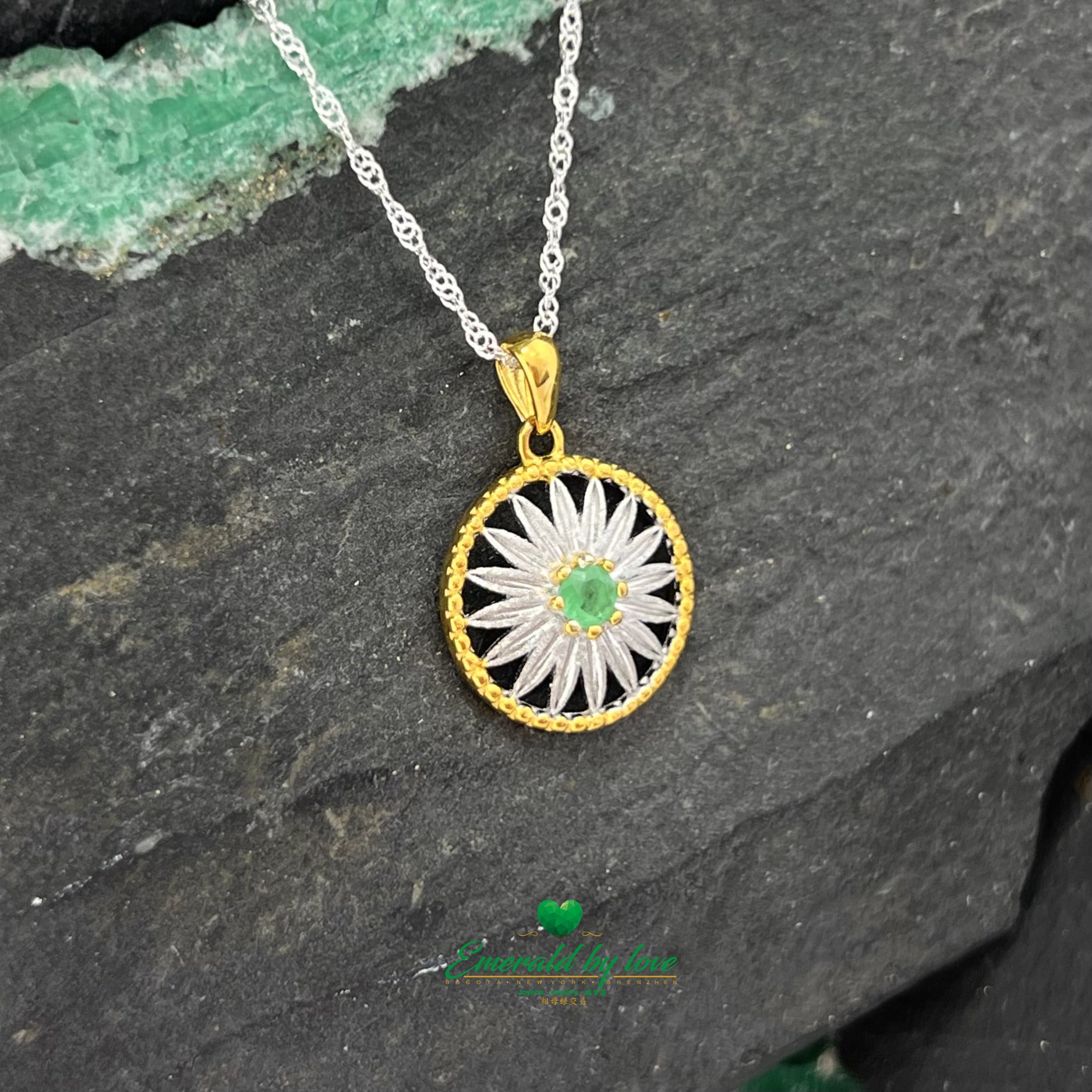 Pendentif Tournesol avec émeraude ronde centrale entourée d'un cercle plaqué or