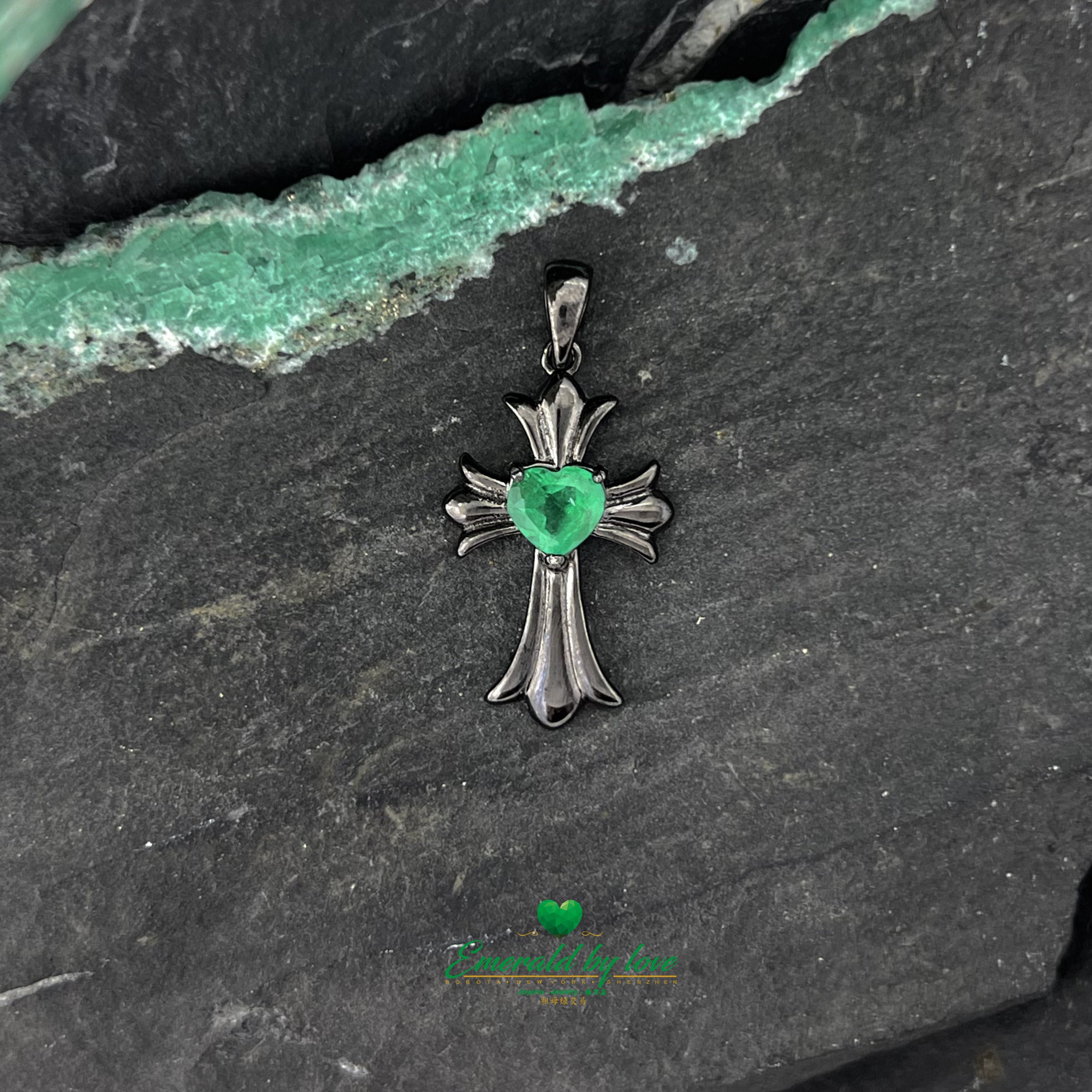 Pendentif croix en argent rhodié noir avec émeraude centrale en forme de cœur