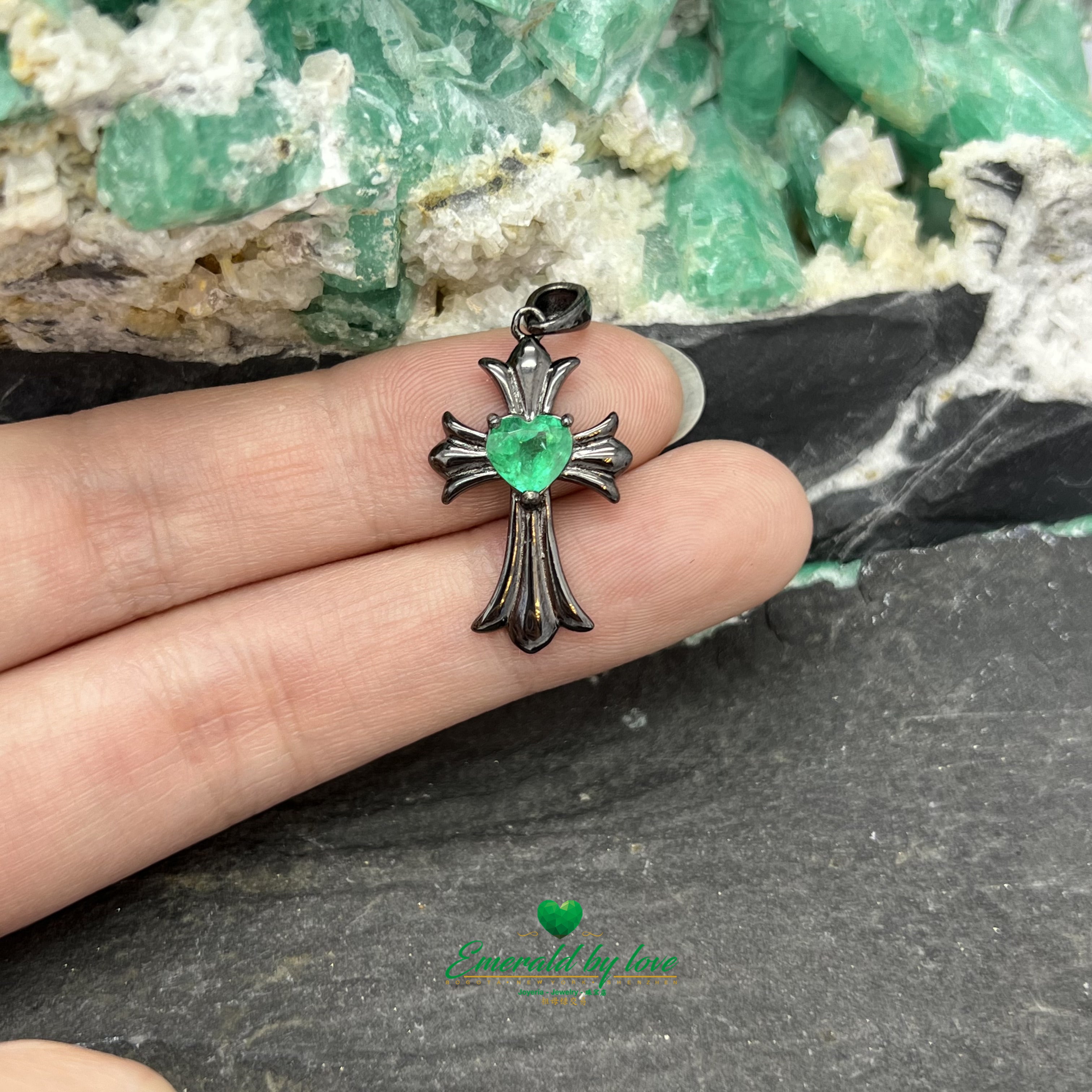 Pendentif croix en argent rhodié noir avec émeraude centrale en forme de cœur
