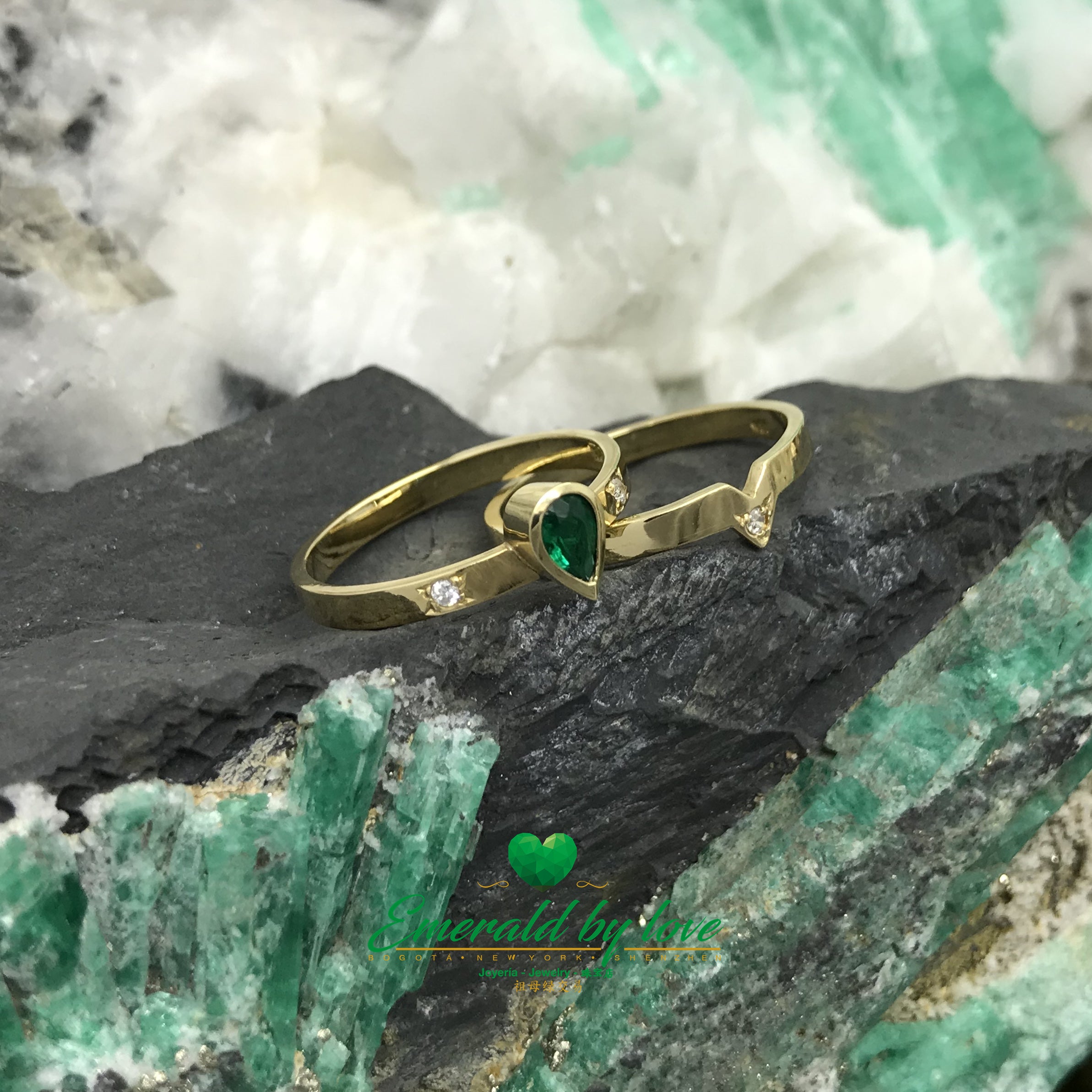 Pear-shaped Colombian emerald in 18k yellow gold ring double band