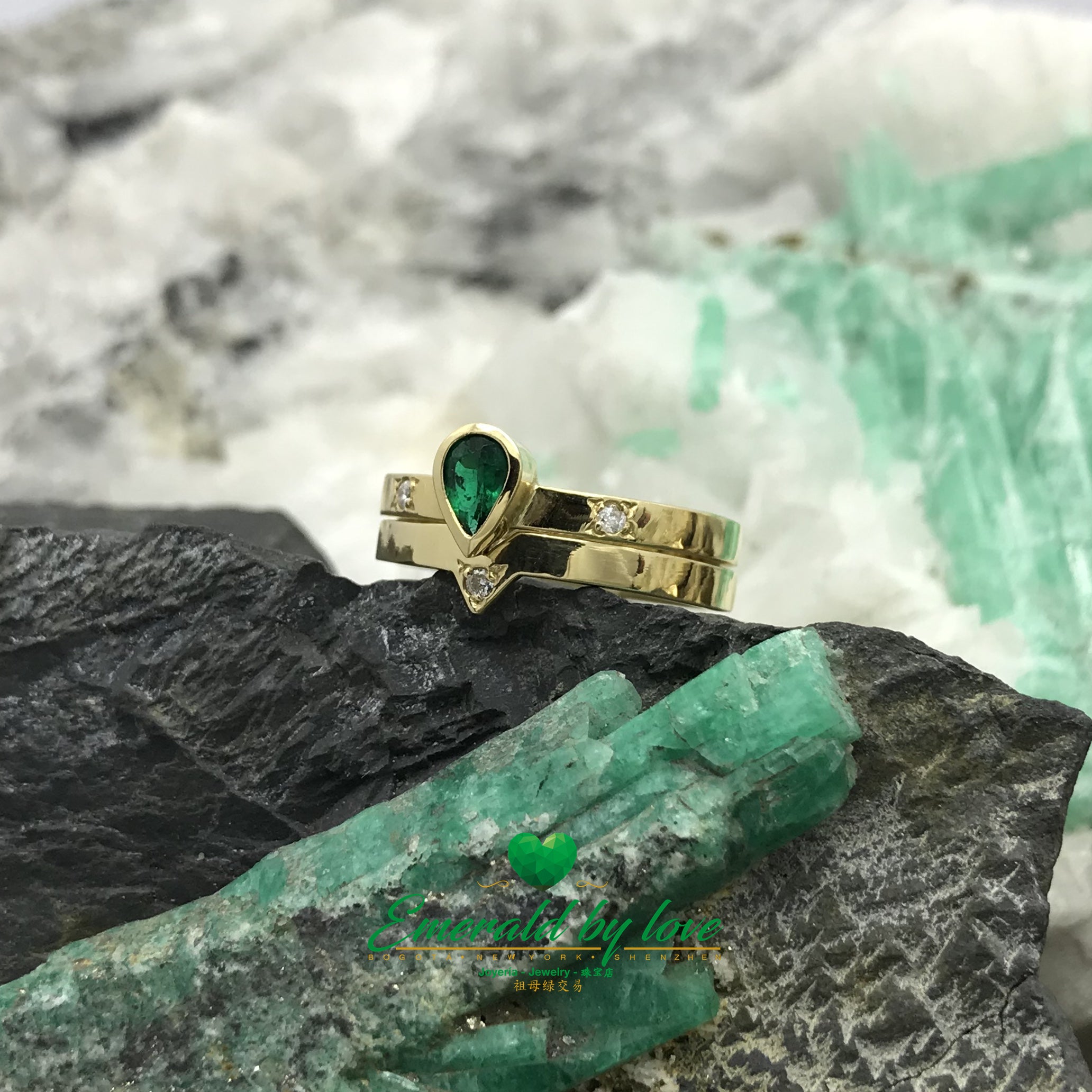 Pear-shaped Colombian emerald in 18k yellow gold ring double band