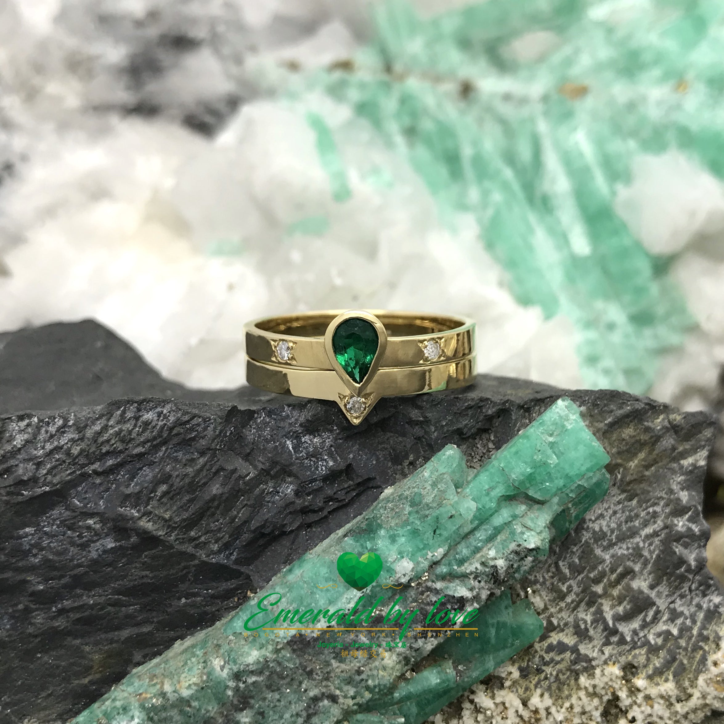 Pear-shaped Colombian emerald in 18k yellow gold ring double band