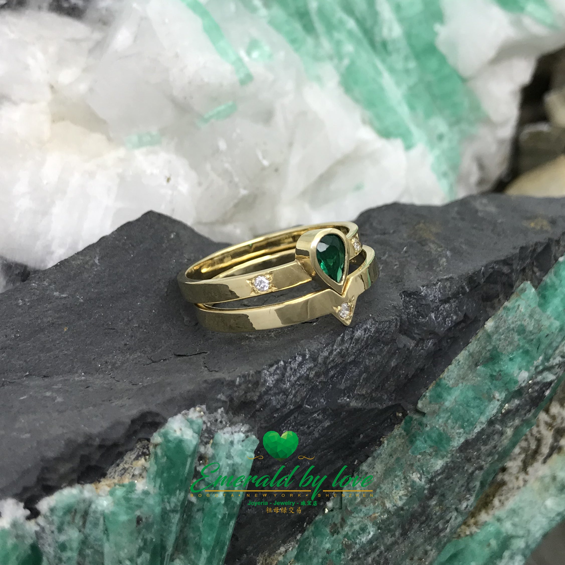 Pear-shaped Colombian emerald in 18k yellow gold ring double band