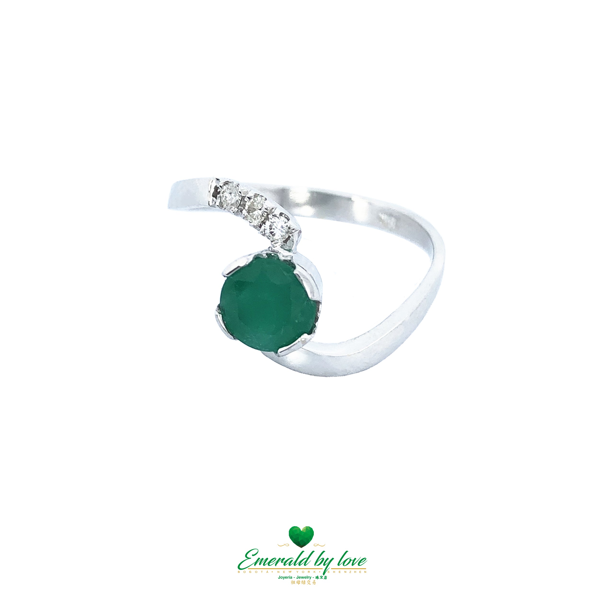 Beautiful Ring in 18K white Gold ring with Colombian Emerald and Diamonds.