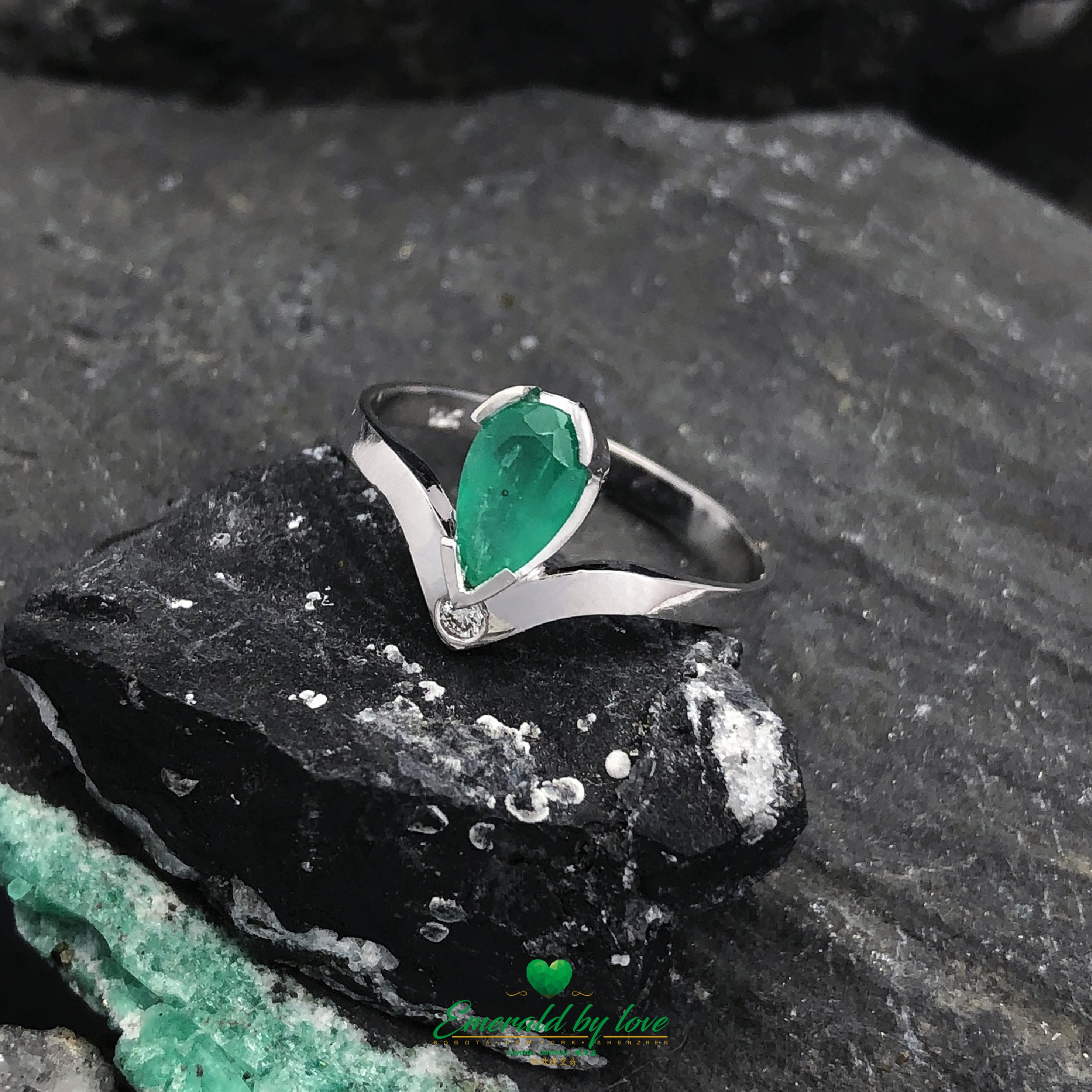 Unique en son genre - Bague émeraude colombienne en or blanc 18 carats