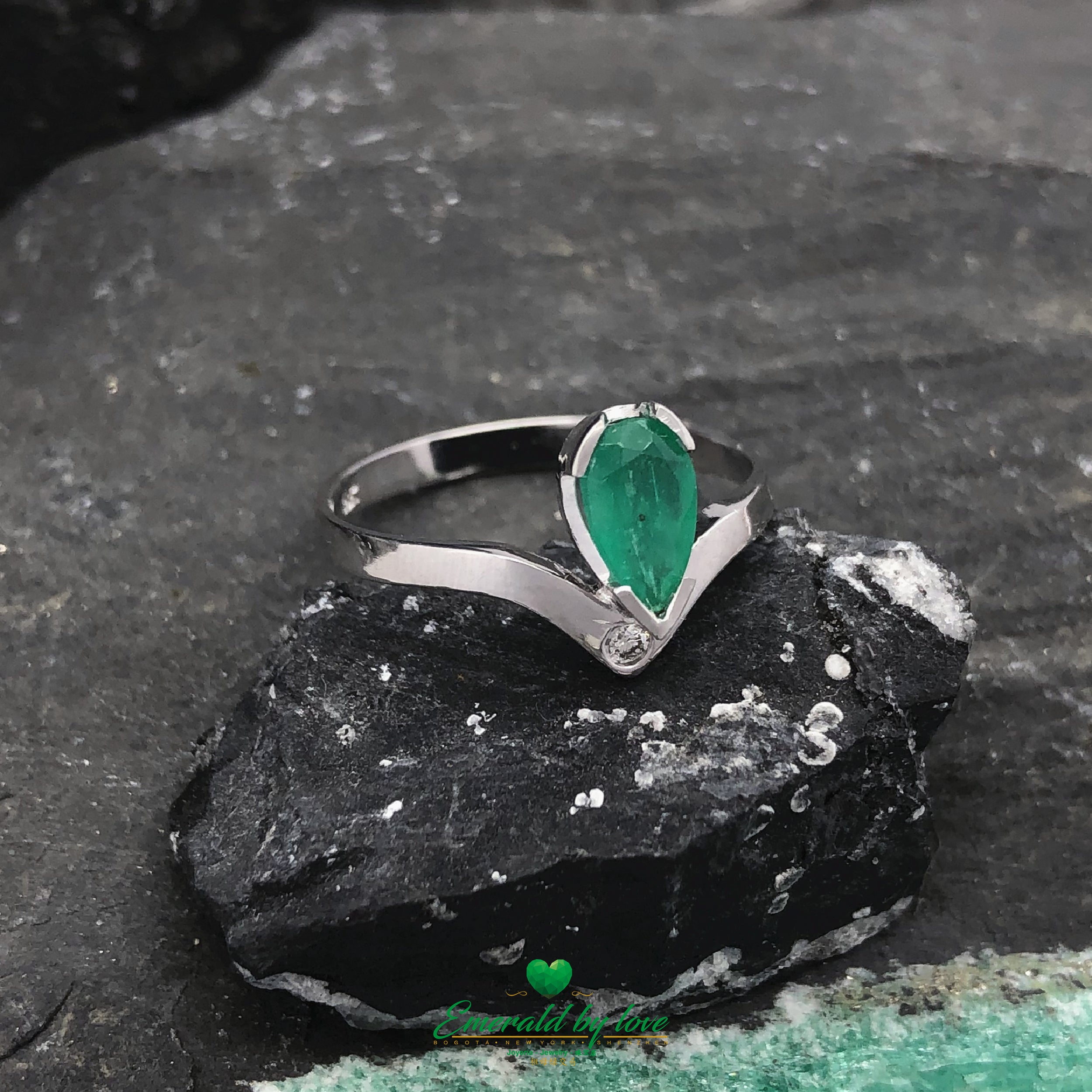 Unique en son genre - Bague émeraude colombienne en or blanc 18 carats