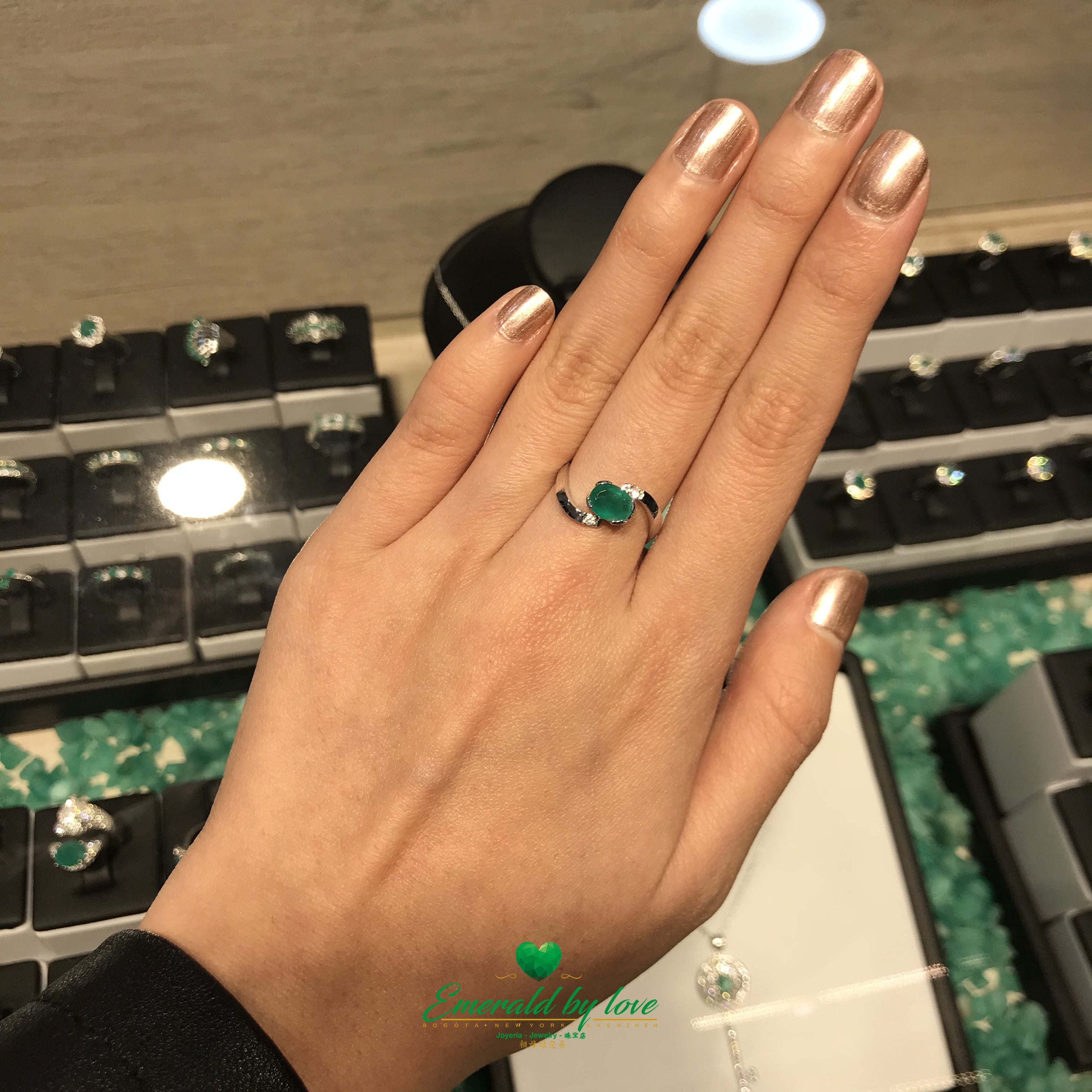 Delicado Anillo de Esmeralda Colombiana en Oro Blanco de 18K